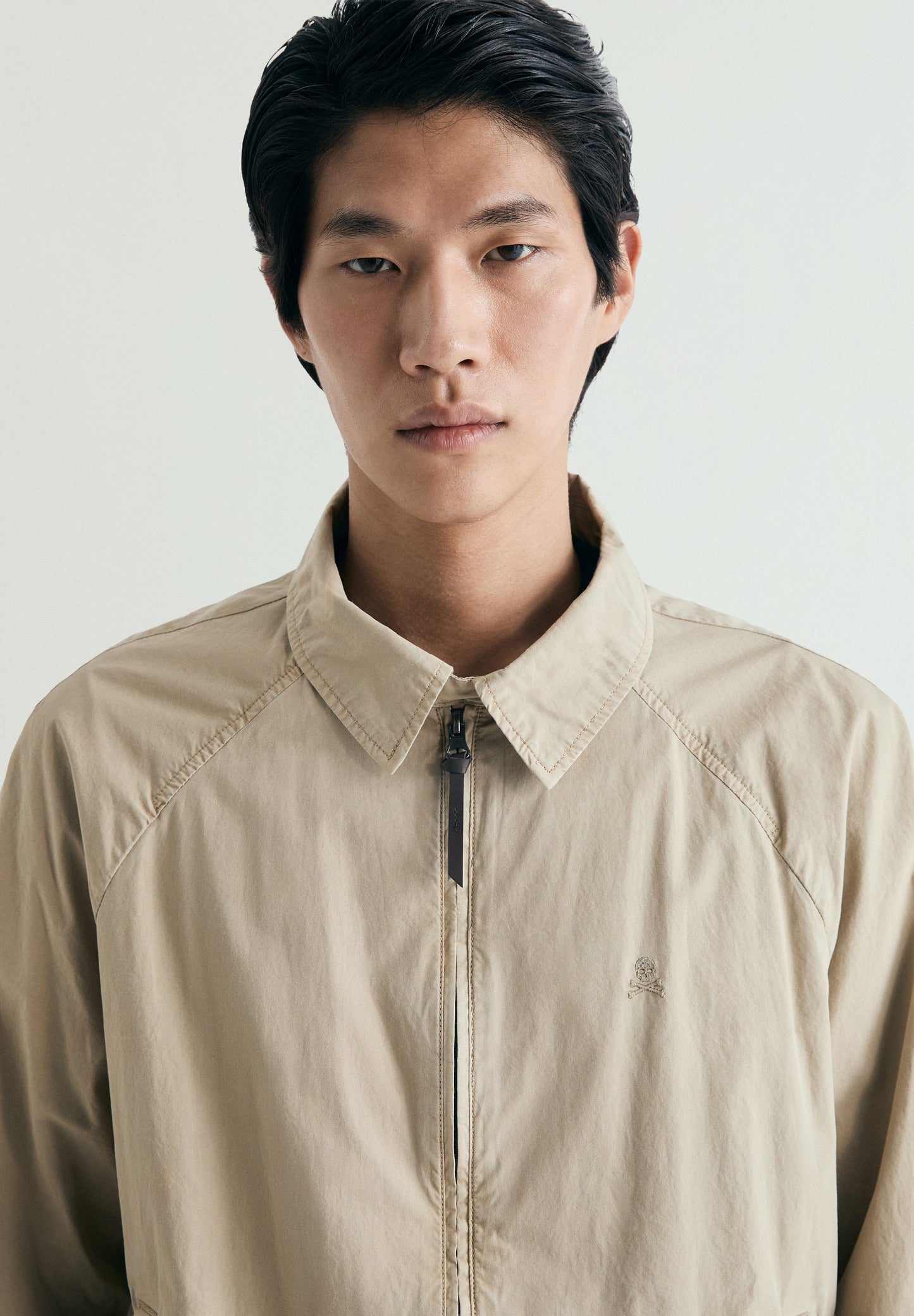 CARDIGAN IM BOMBERJACKEN-STIL MIT STICKEREI