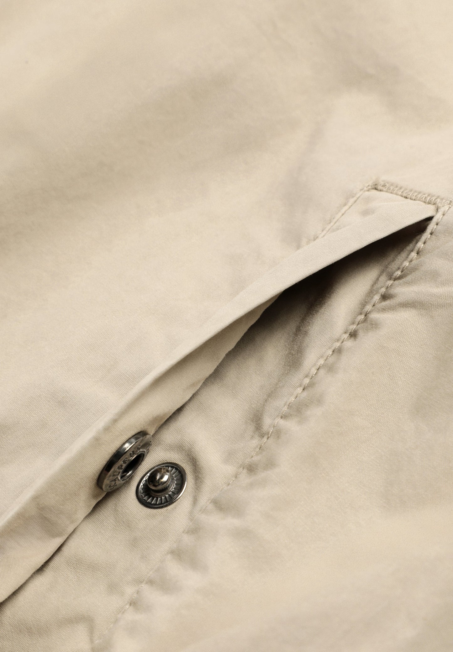 CARDIGAN IM BOMBERJACKEN-STIL MIT STICKEREI