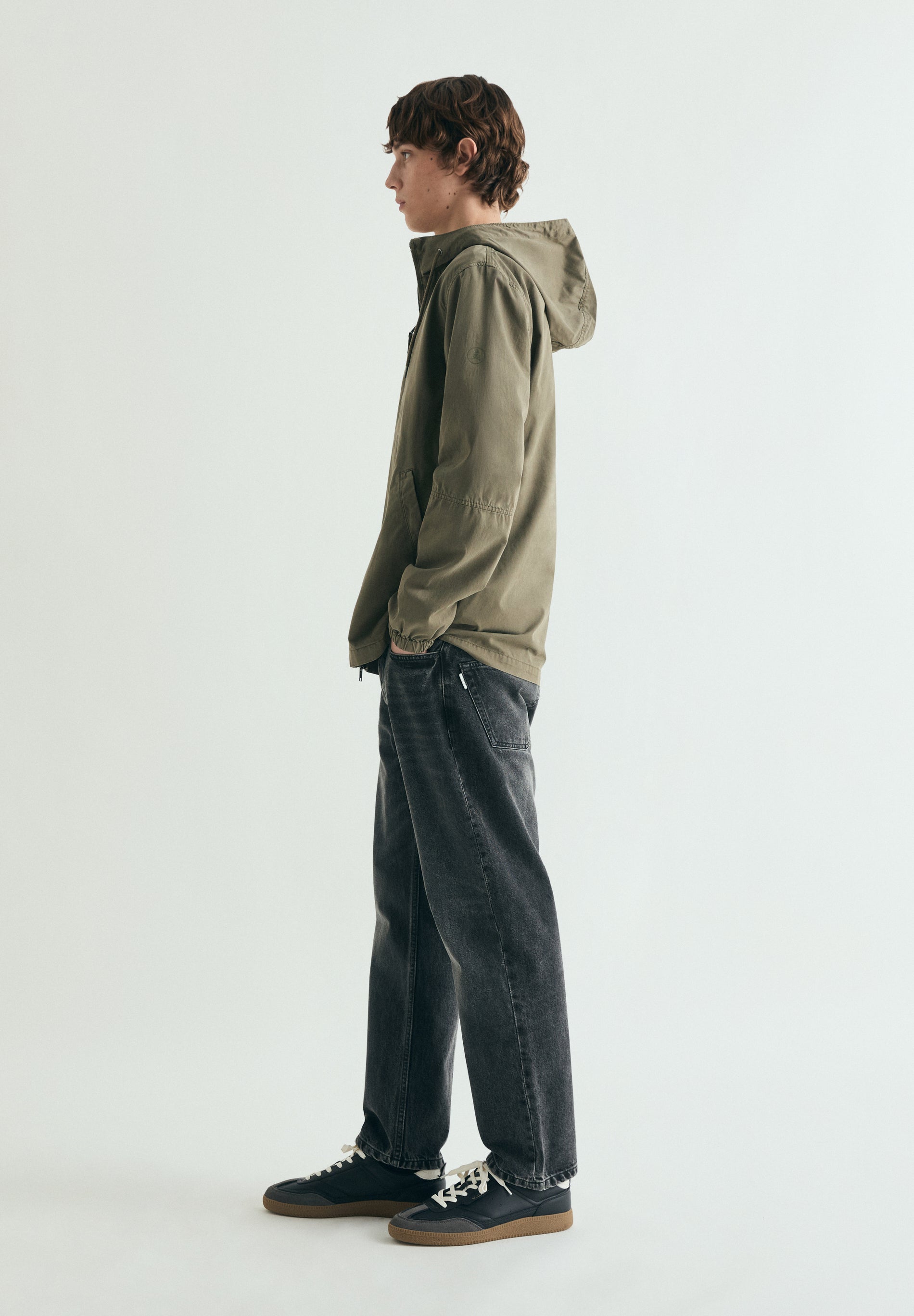 CARDIGAN MIT KAPUZE UND FARBLICH PASSENDEM TOTENKOPF