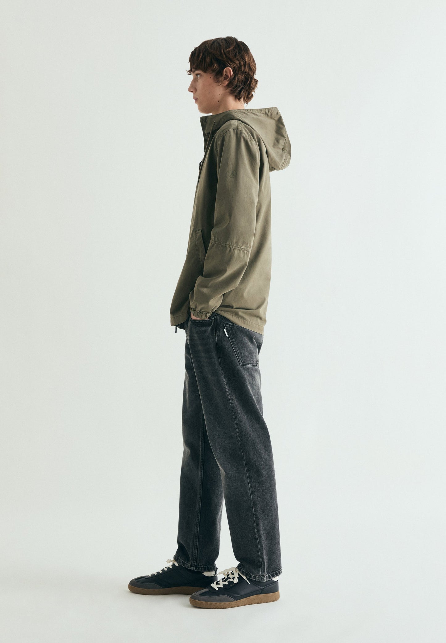 CARDIGAN MIT KAPUZE UND FARBLICH PASSENDEM TOTENKOPF