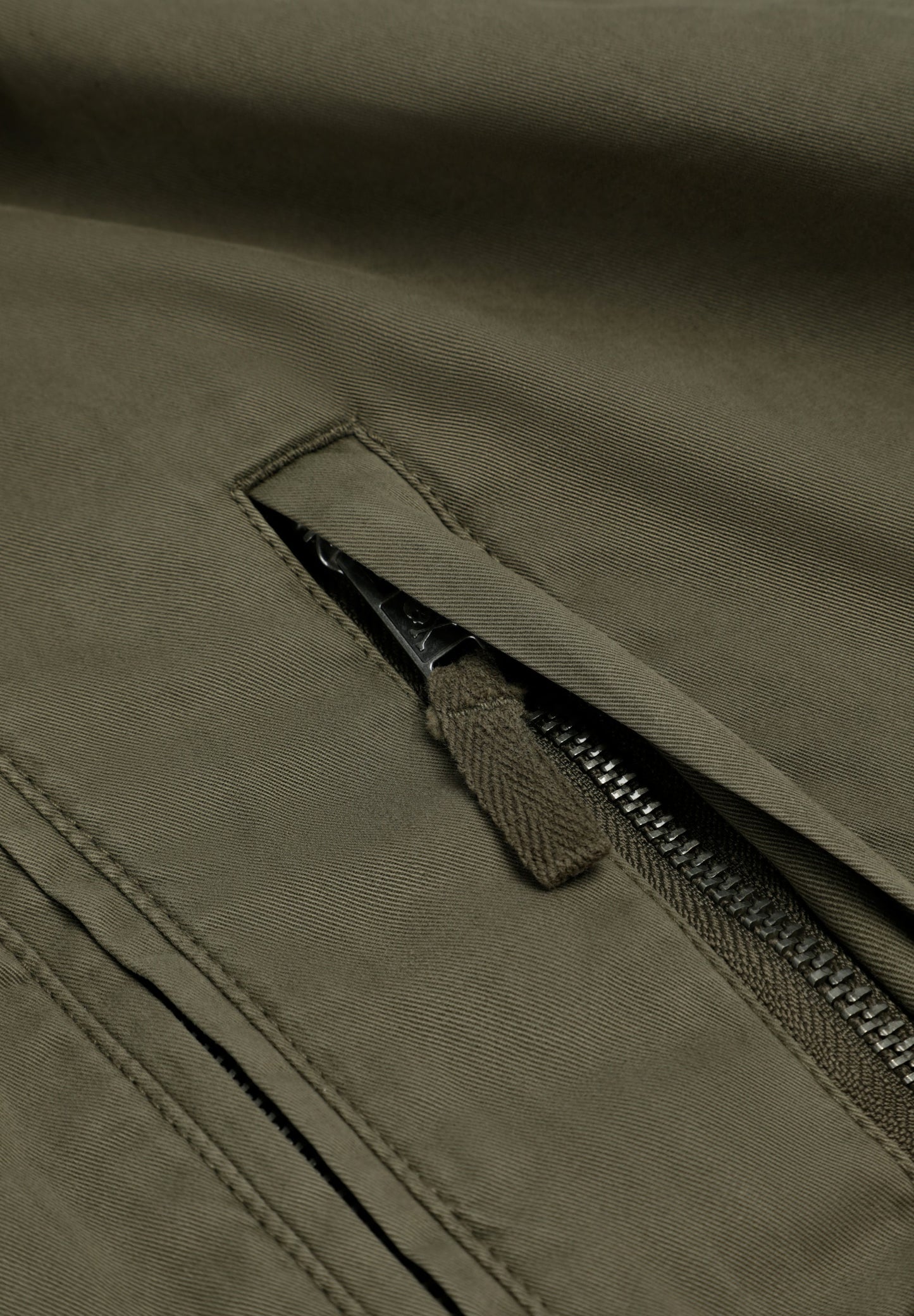 CARDIGAN MIT KAPUZE UND FARBLICH PASSENDEM TOTENKOPF