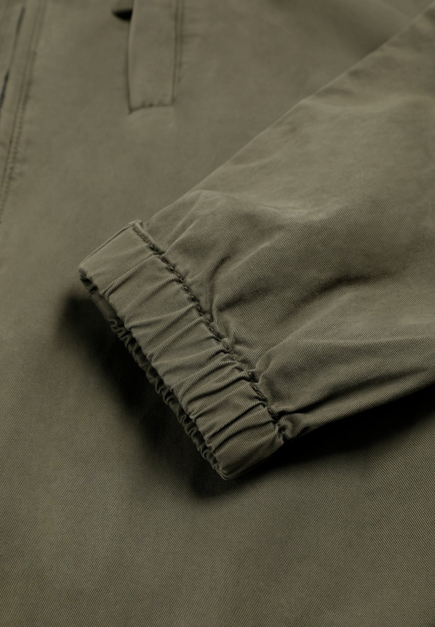 CARDIGAN MIT KAPUZE UND FARBLICH PASSENDEM TOTENKOPF