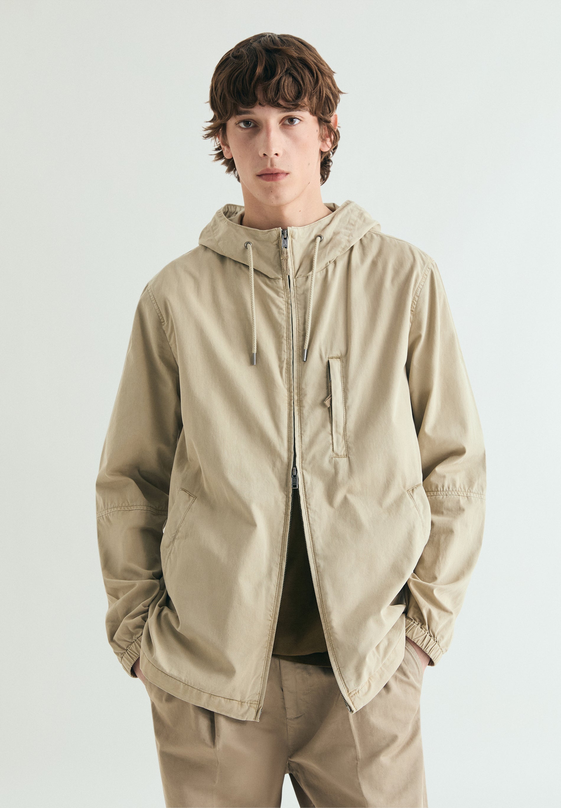 CARDIGAN MIT KAPUZE UND FARBLICH PASSENDEM TOTENKOPF