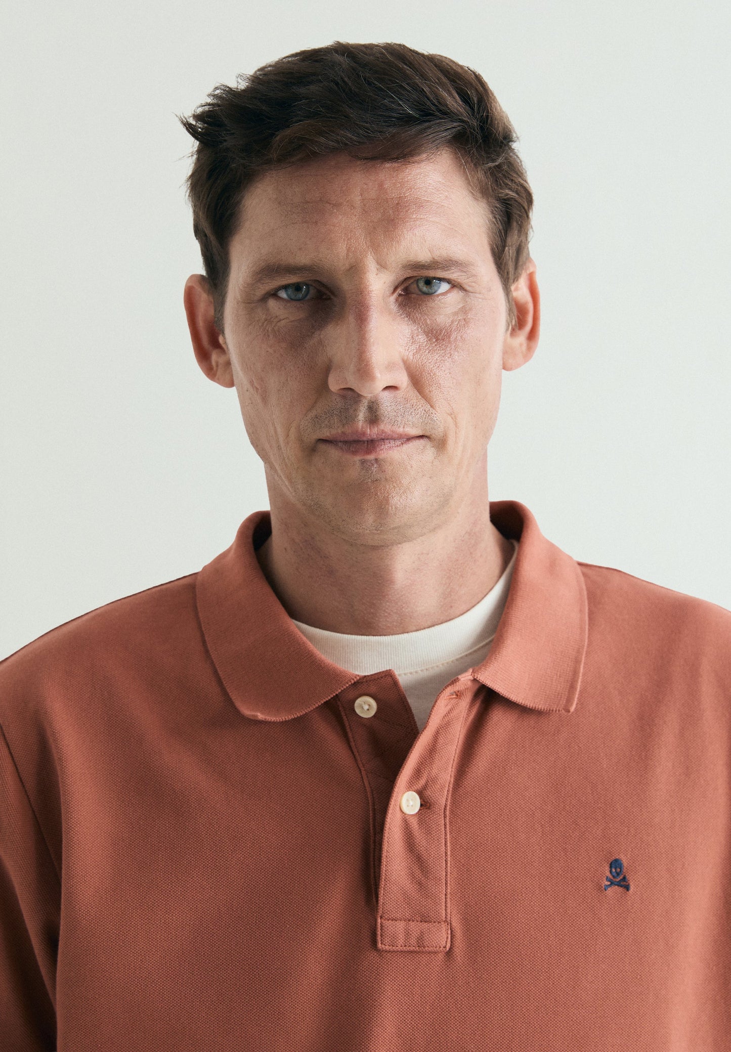 PIKEE-POLOSHIRT MIT FARBLICH ABGESETZTER STICKEREI