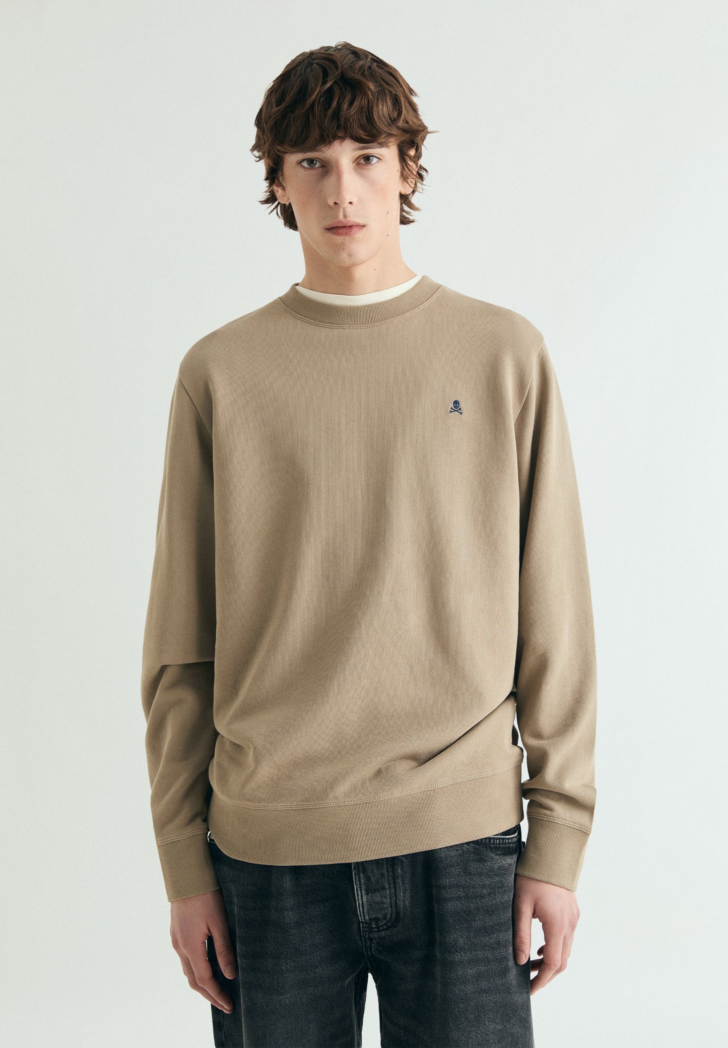 HOODY MIT FARBLICH ABGESETZTER STICKEREI