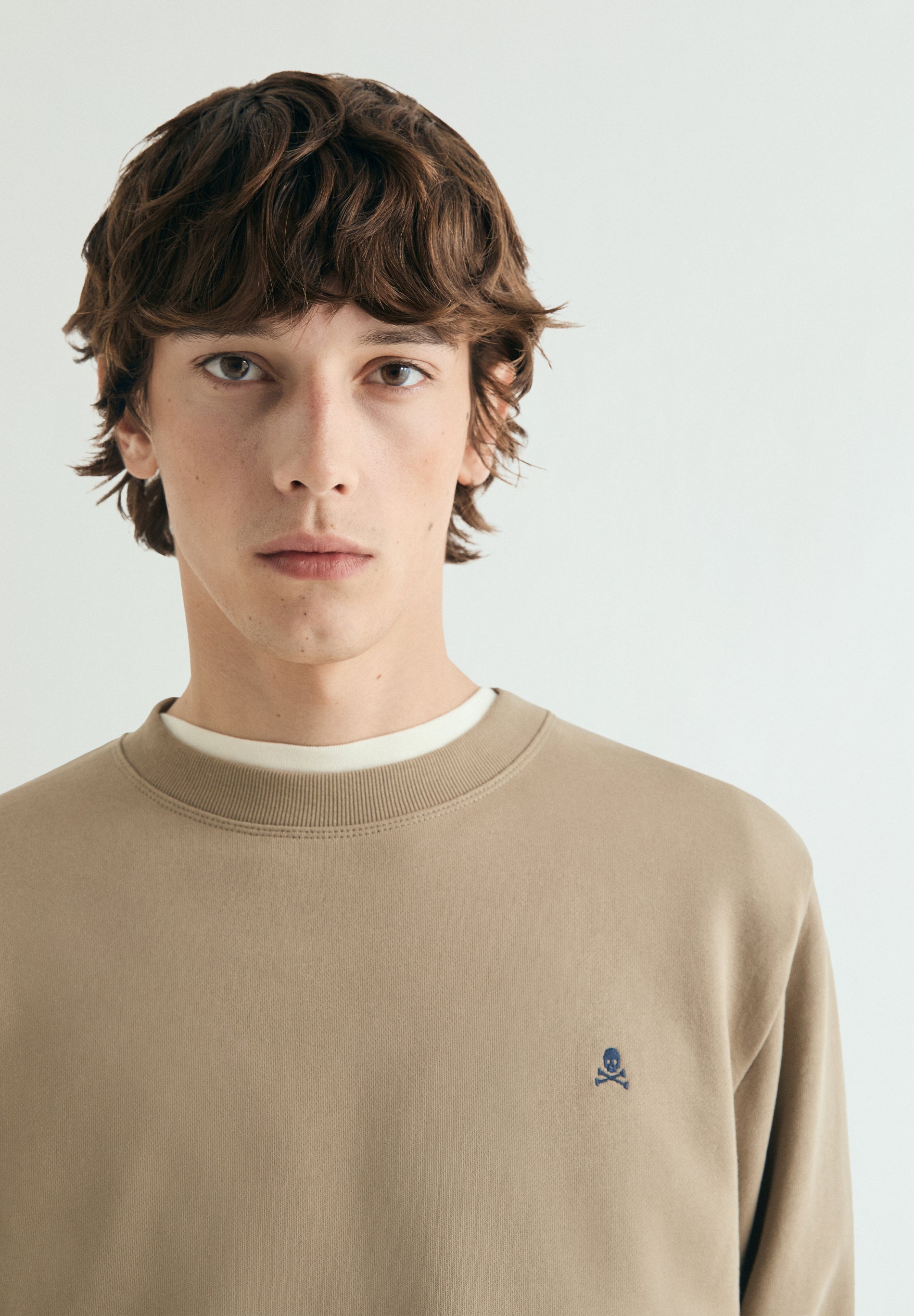 SWEAT BRODÉ CONTRASTANT