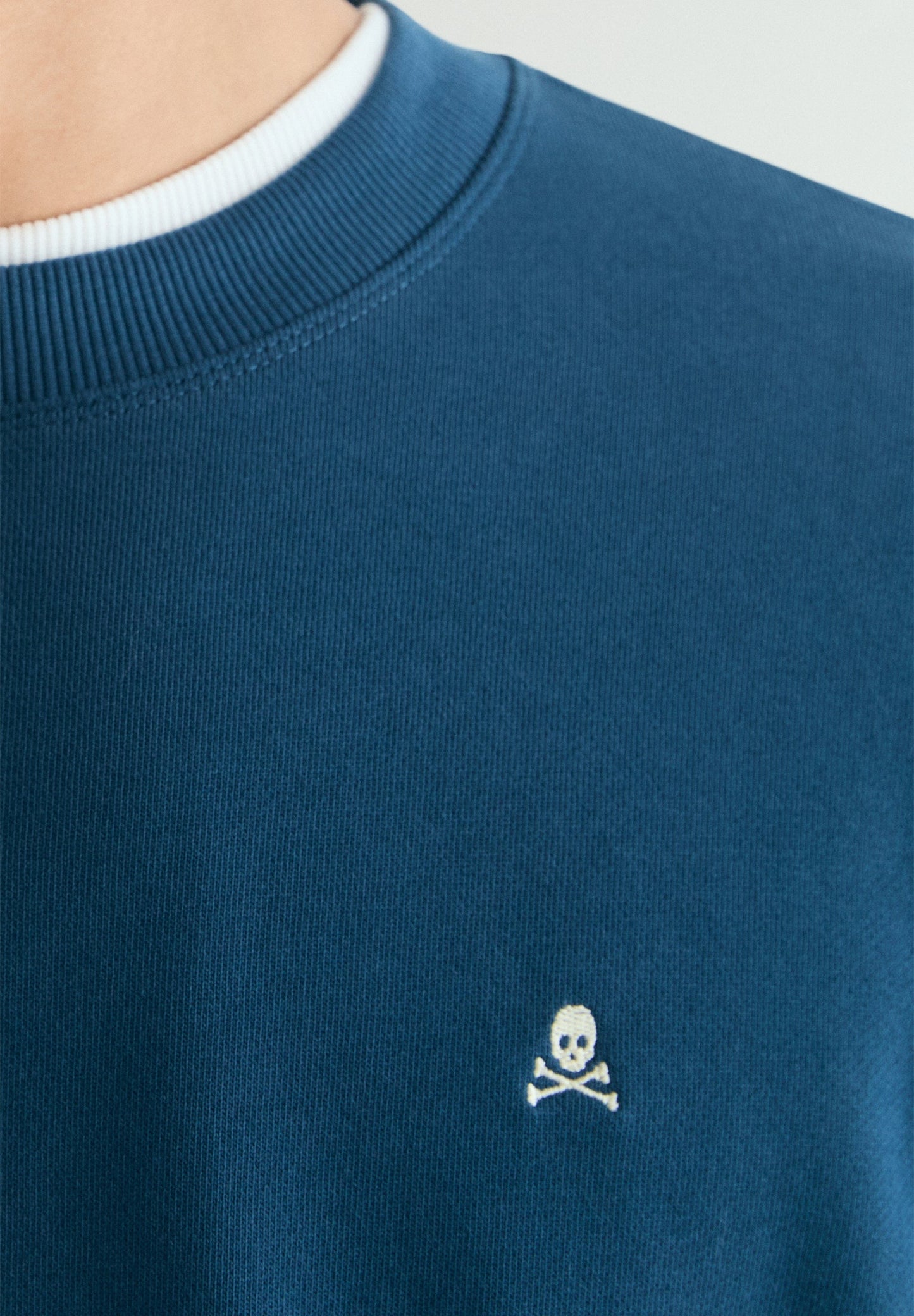 SWEATER CONTRASTEREND BORDUURSEL