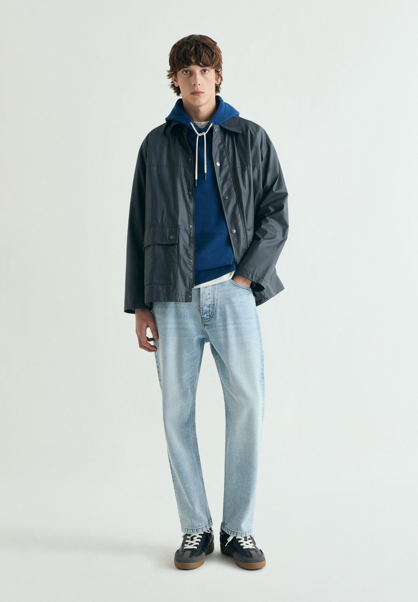 HOODY MIT STICKEREI UND KAPUZE