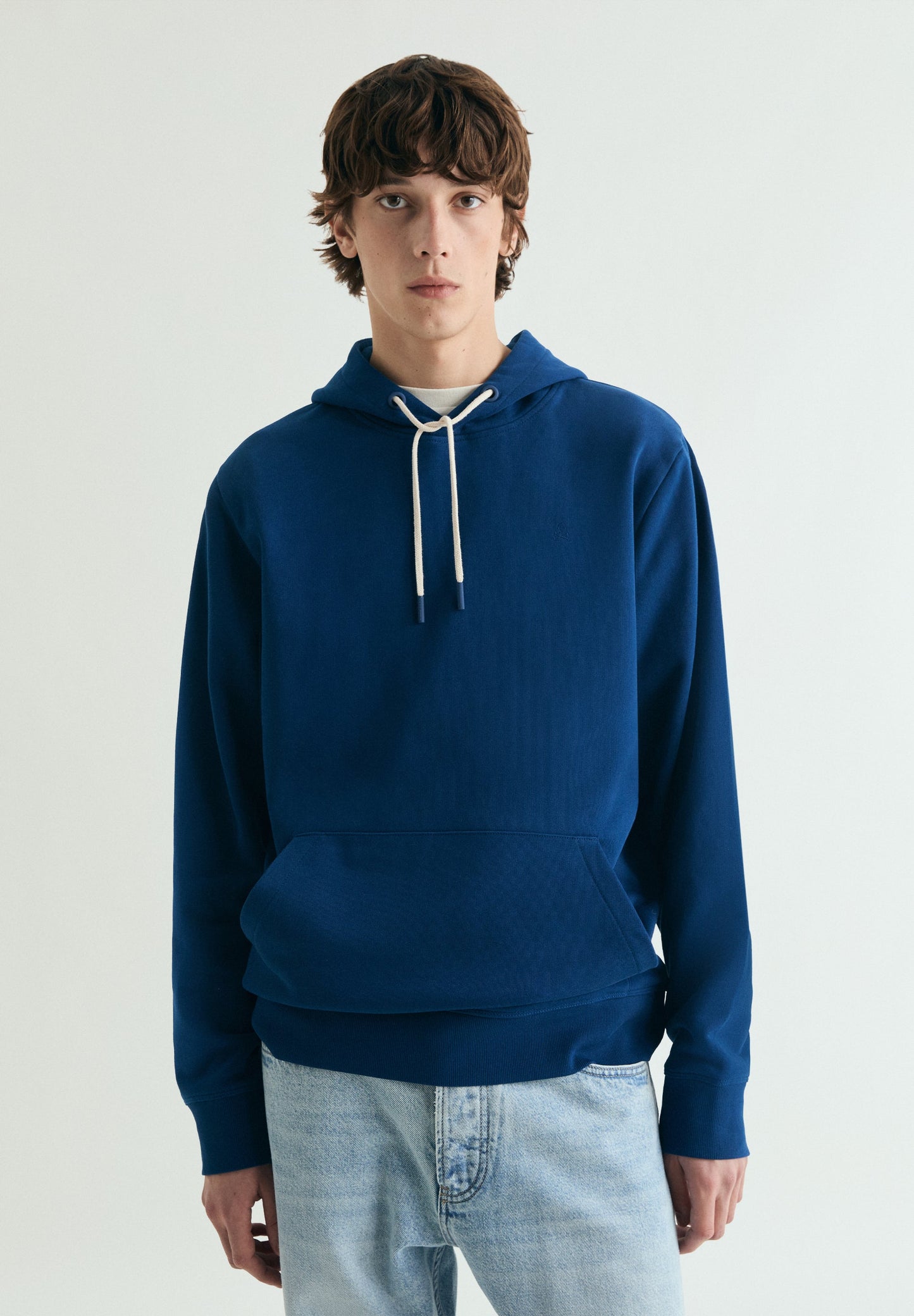 HOODY MIT STICKEREI UND KAPUZE