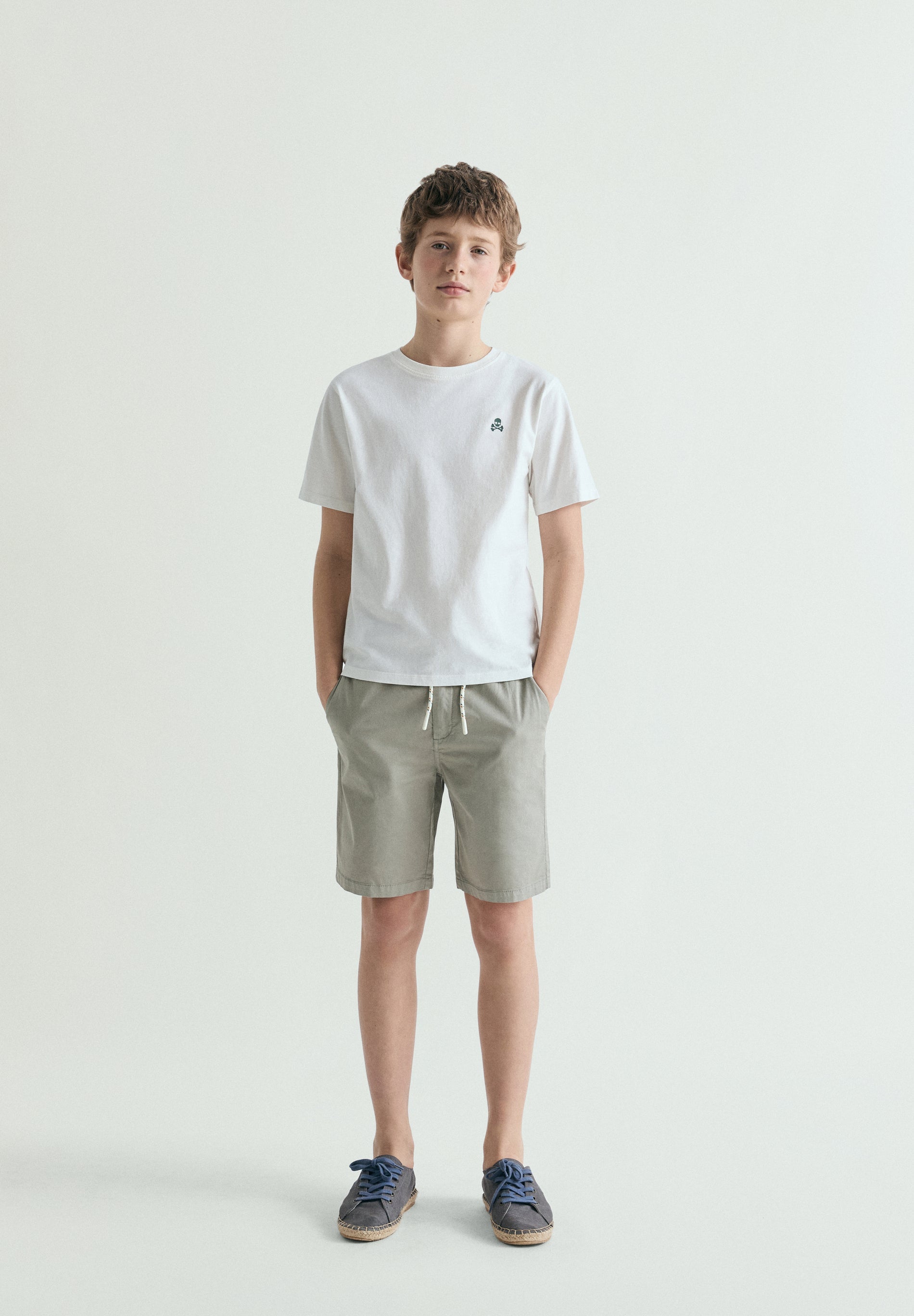 BERUMDA SHORTS WITH BACK POCKET