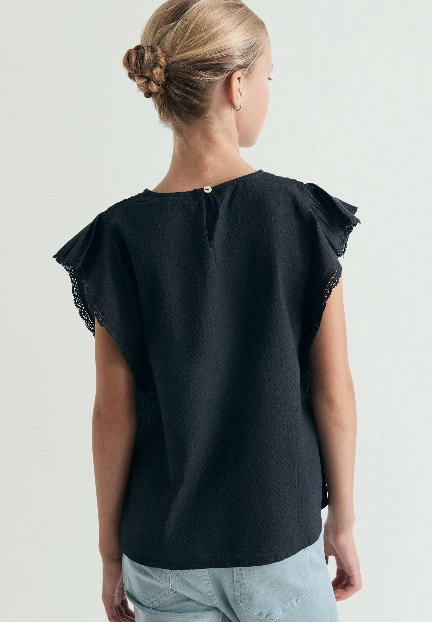 SLEEVELESS BLOUSE