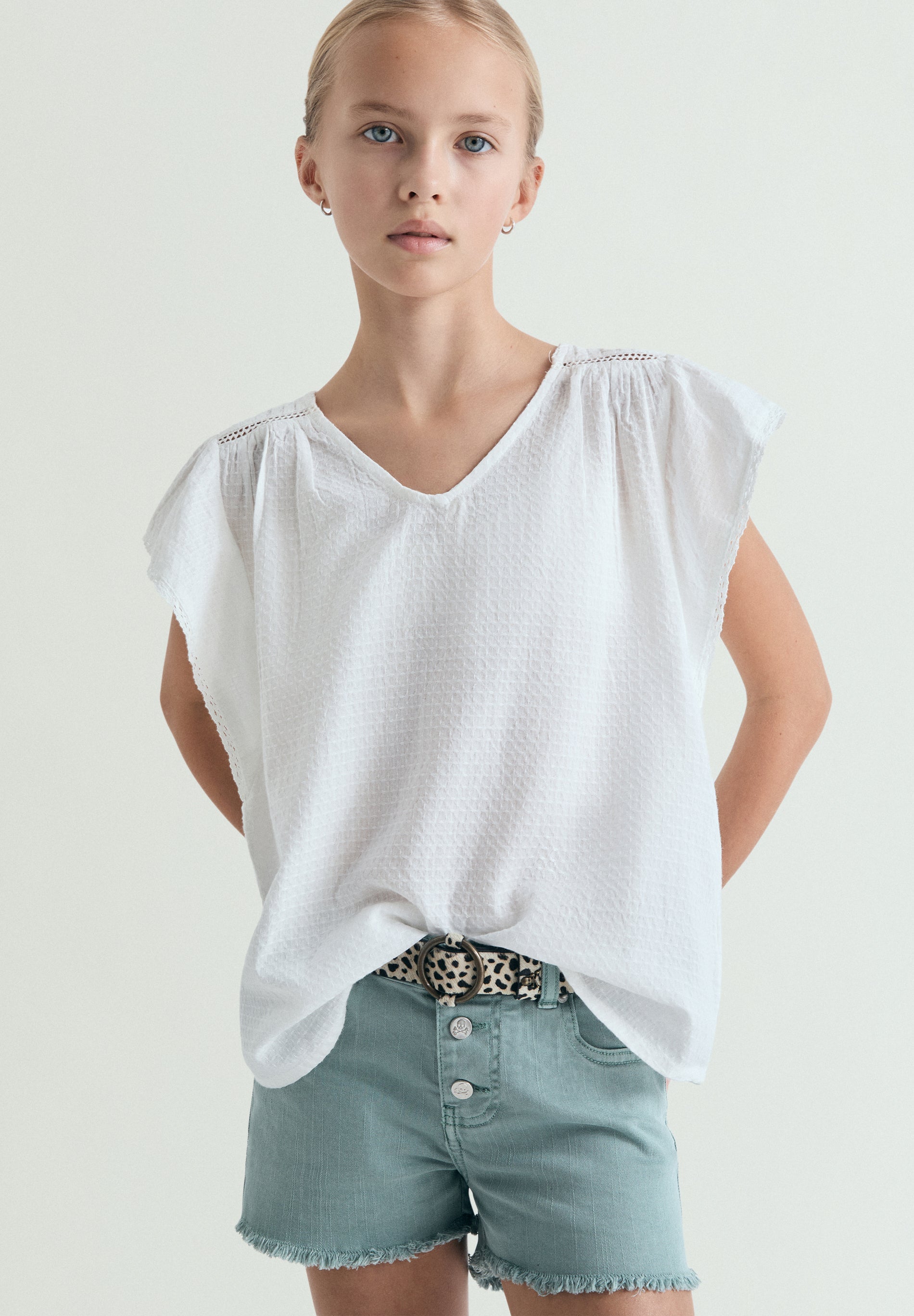 SLEEVELESS BLOUSE