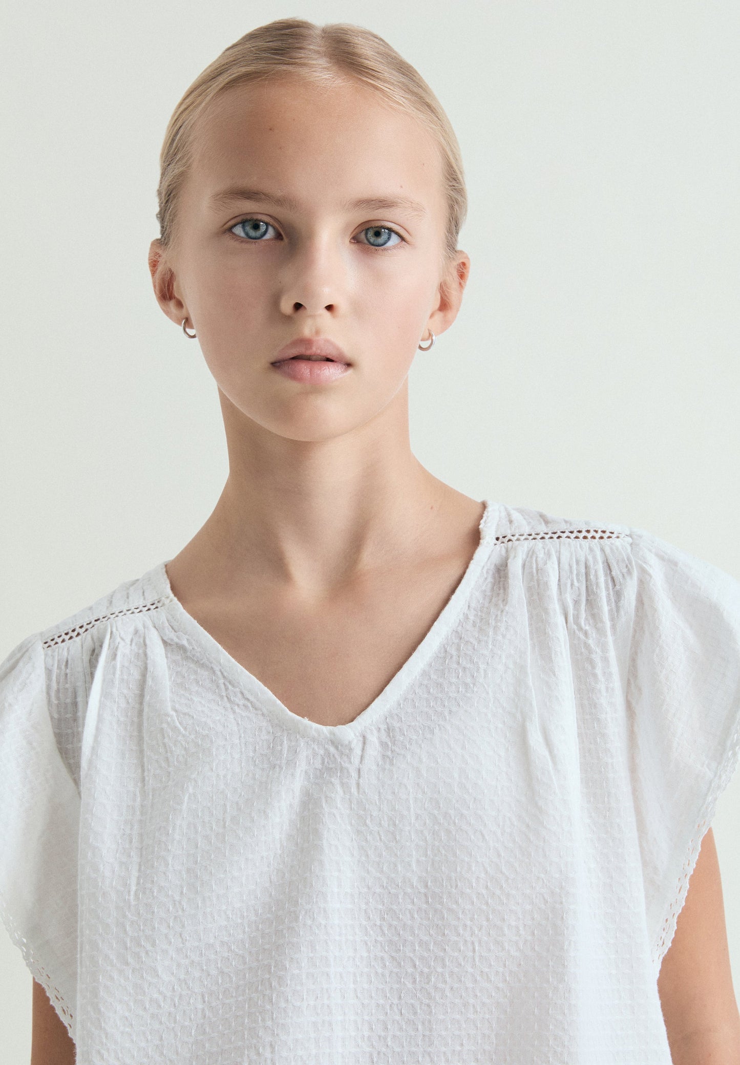 SLEEVELESS BLOUSE