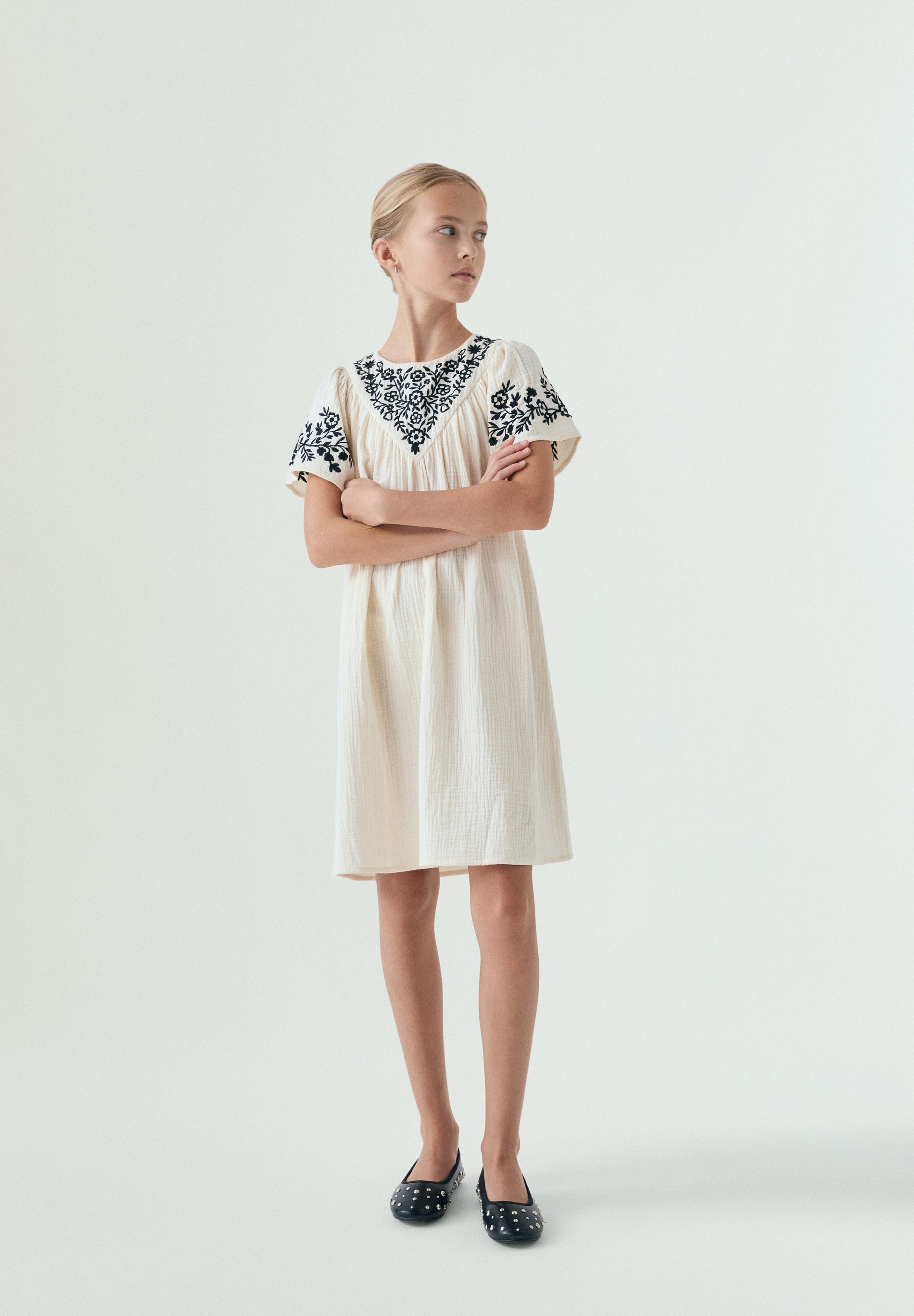ROBE BRODERIES CONTRASTANTES