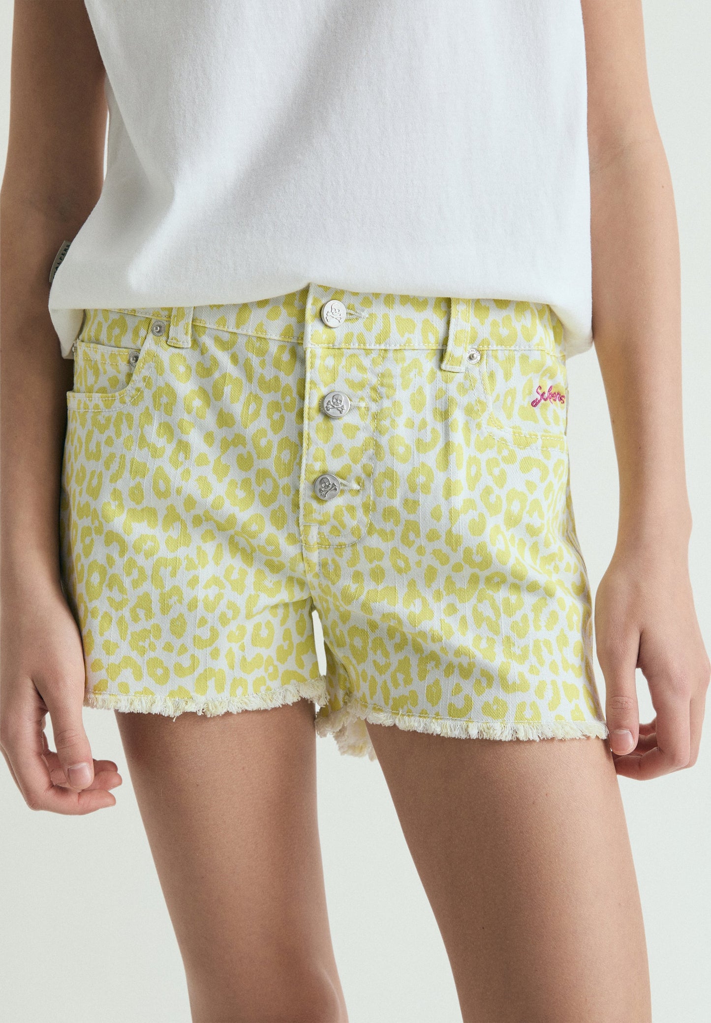 SHORTS MIT ANIMAL-PRINT UND KNÖPFEN