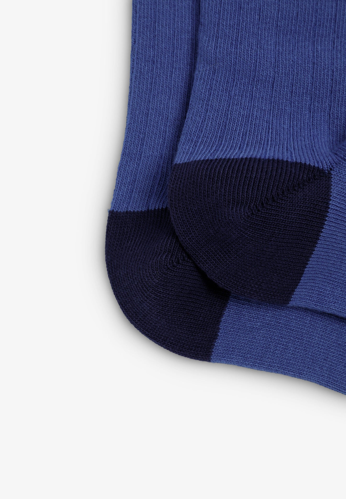 SOCKEN MIT KONTRASTFARBENEN STREIFEN