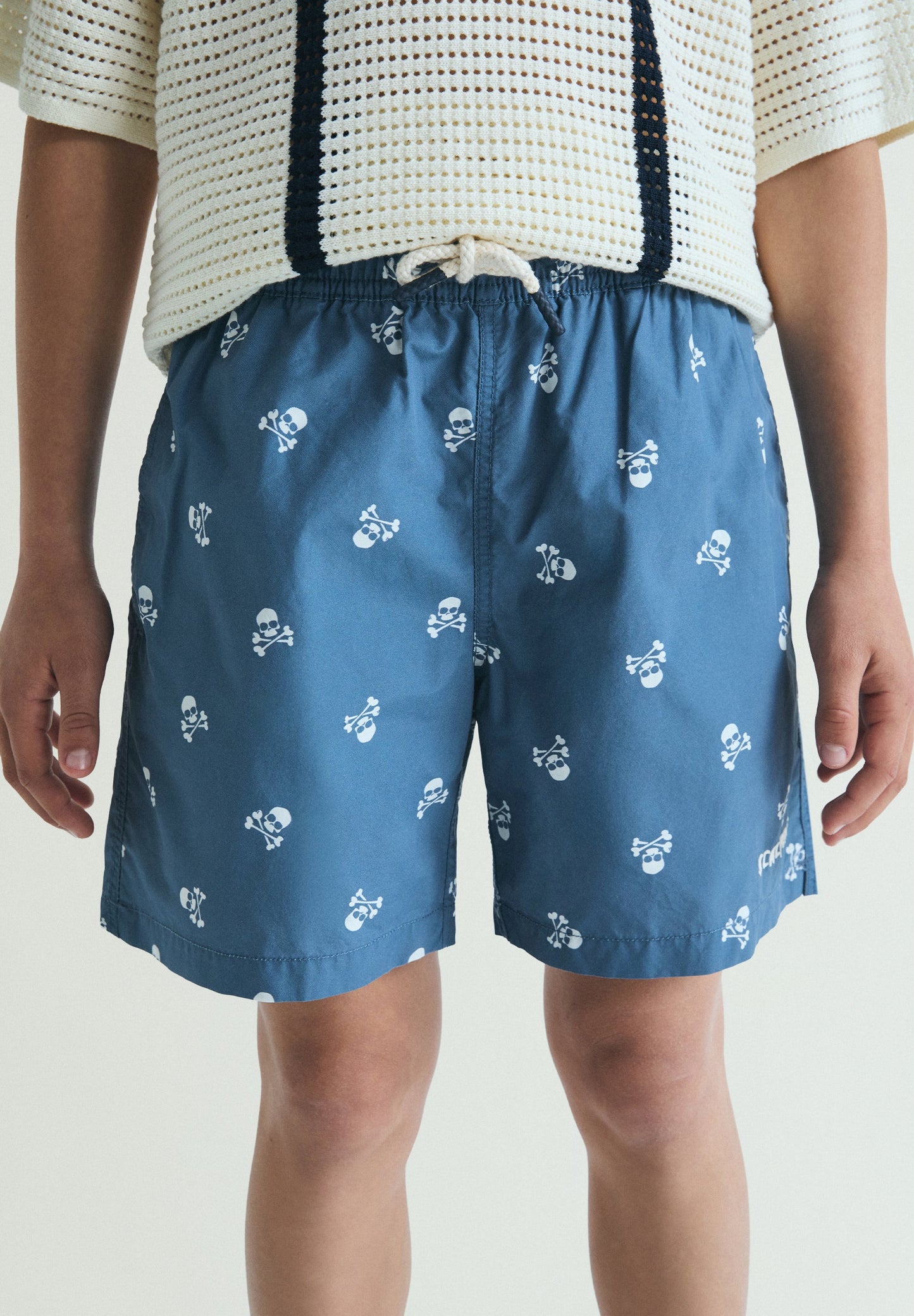 BADEHOSE MIT FARBLICH ABGESETZTEN TOTENKÖPFEN