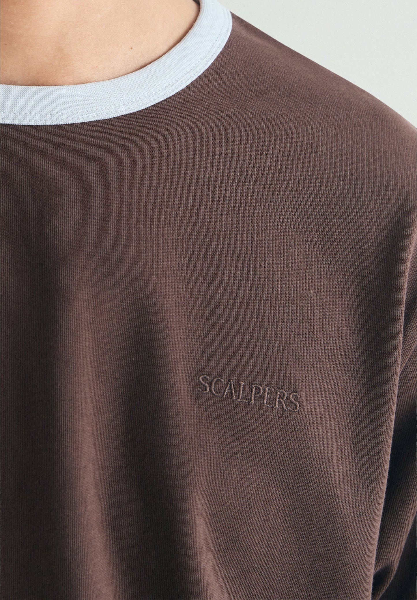 CONTRAST COLLAR T-SHIRT