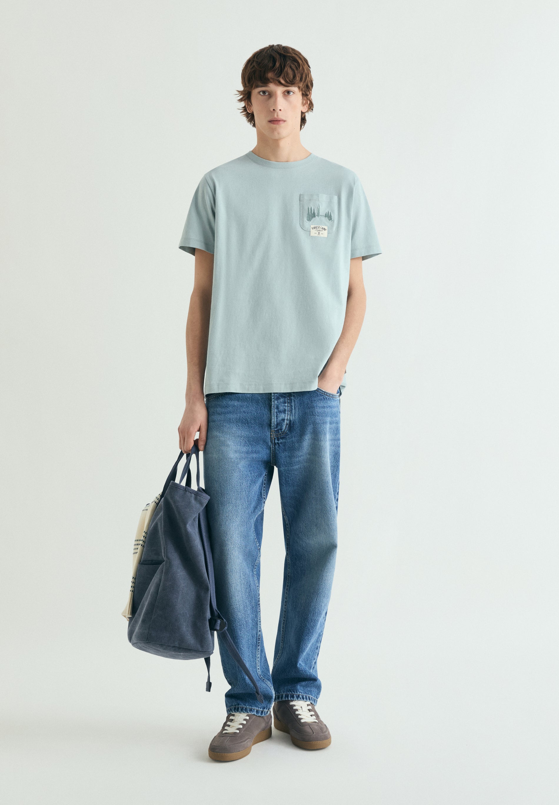 T-SHIRT MIT PRINT IN VERWASCHENER OPTIK