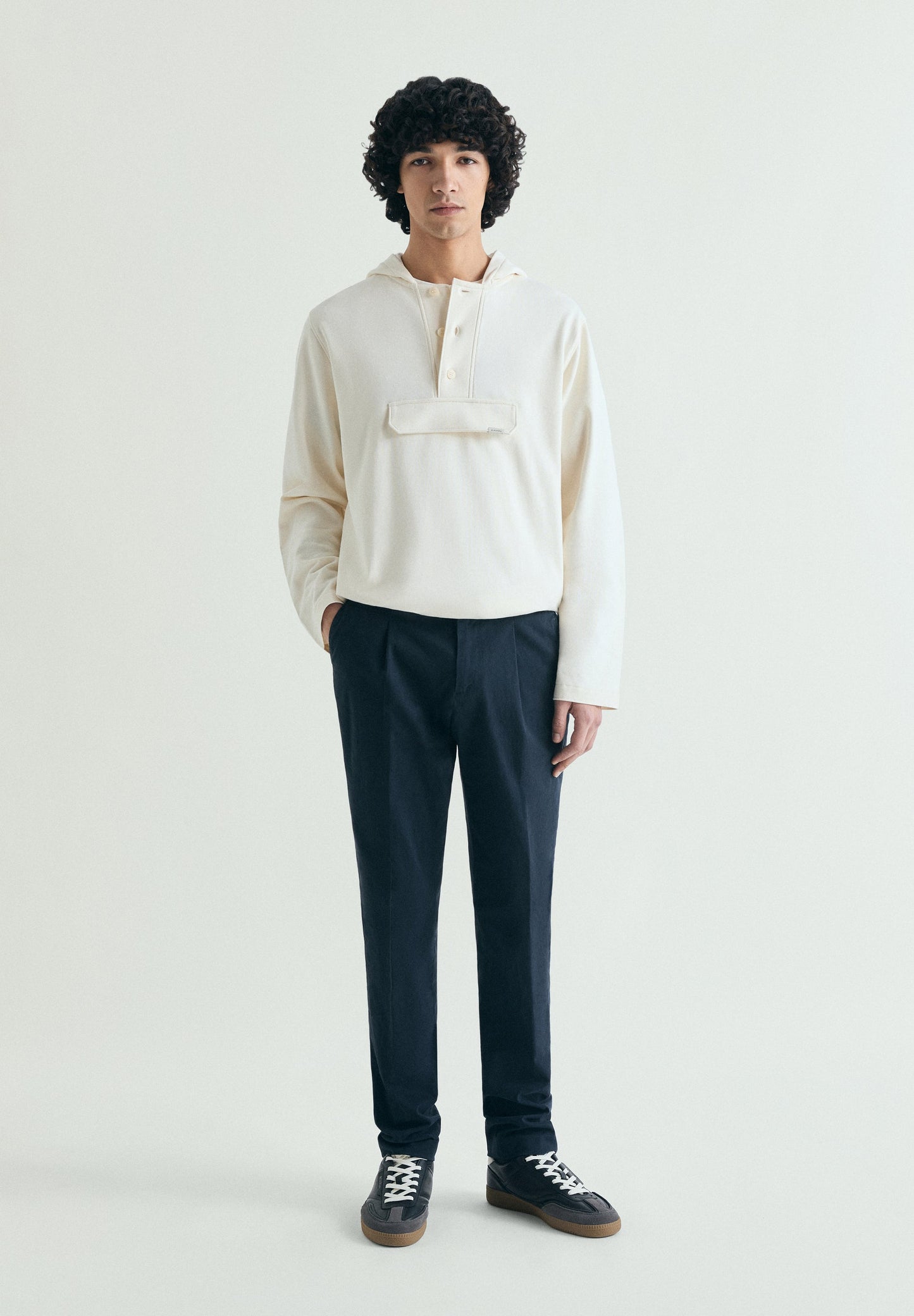 HOODY MIT KAPUZE UND VORDERTASCHE