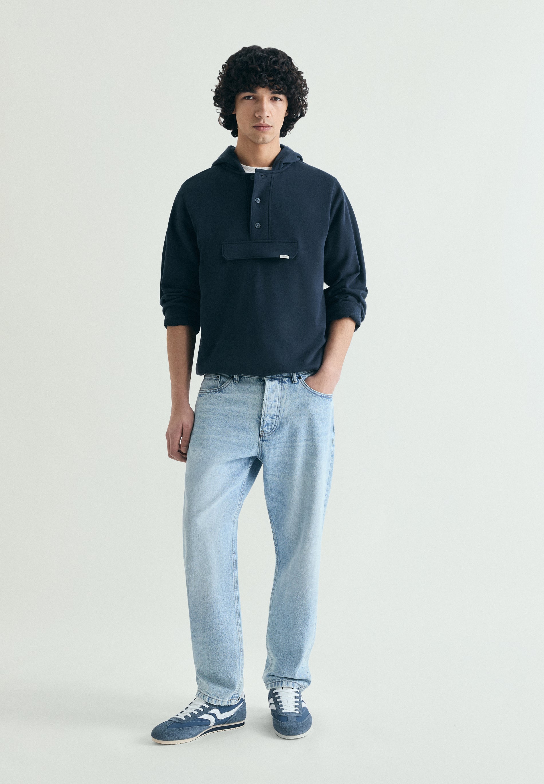 SWEAT À CAPUCHE AVEC POCHE SUR LE DEVANT