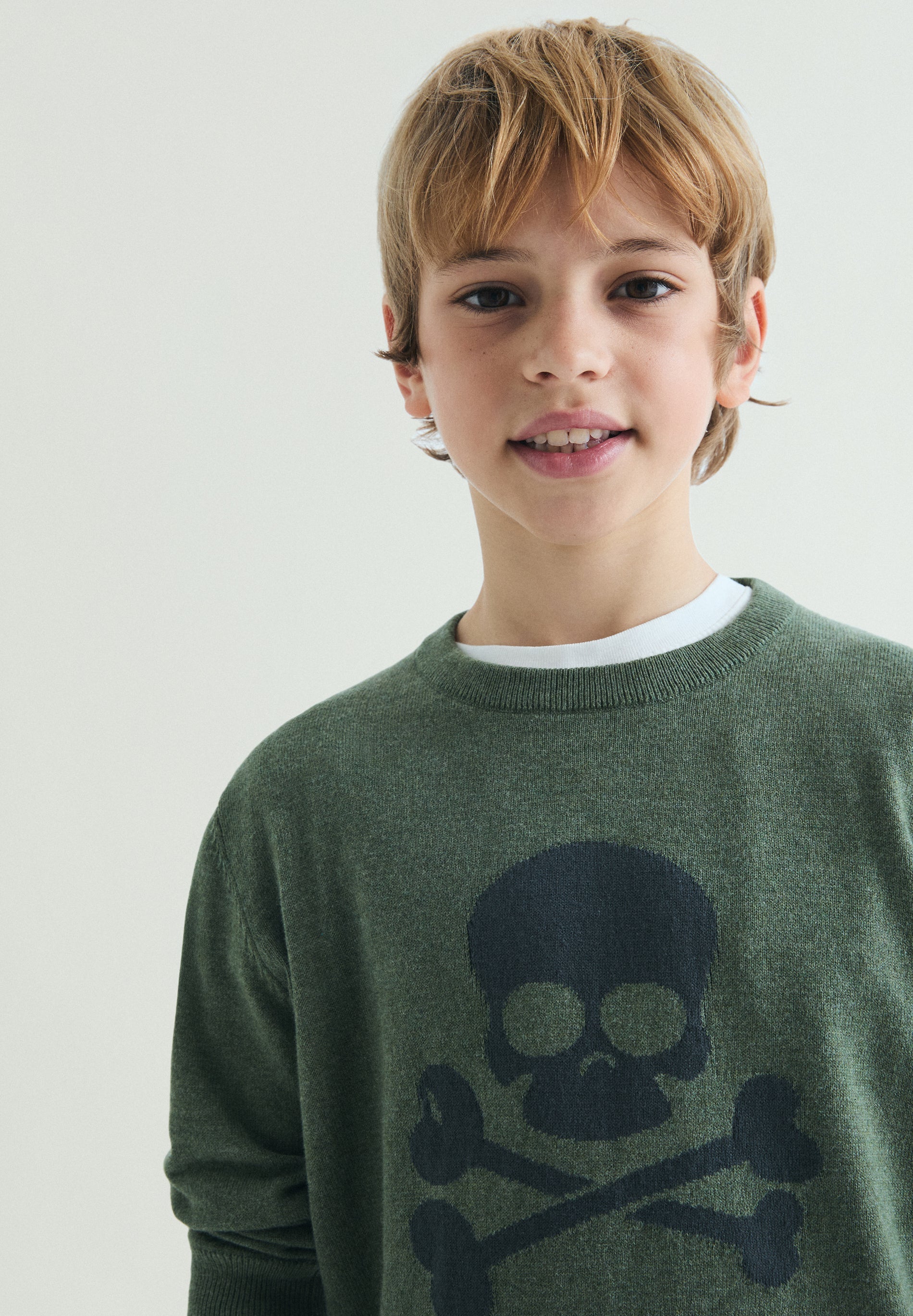 PULLOVER MIT FARBLICH ABGESETZTEM TOTENKOPF