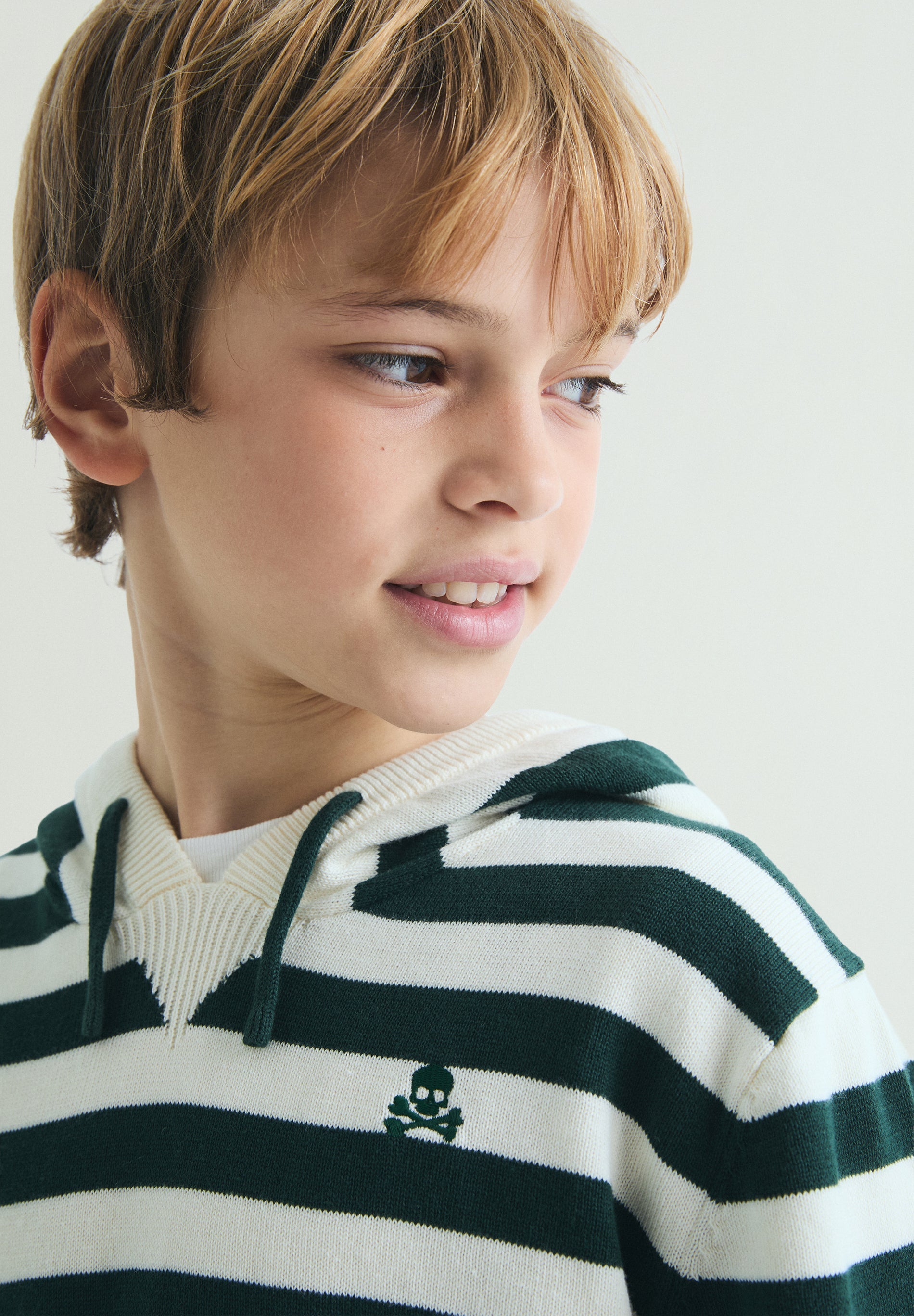 PULLOVER MIT KAPUZE UND STREIFEN