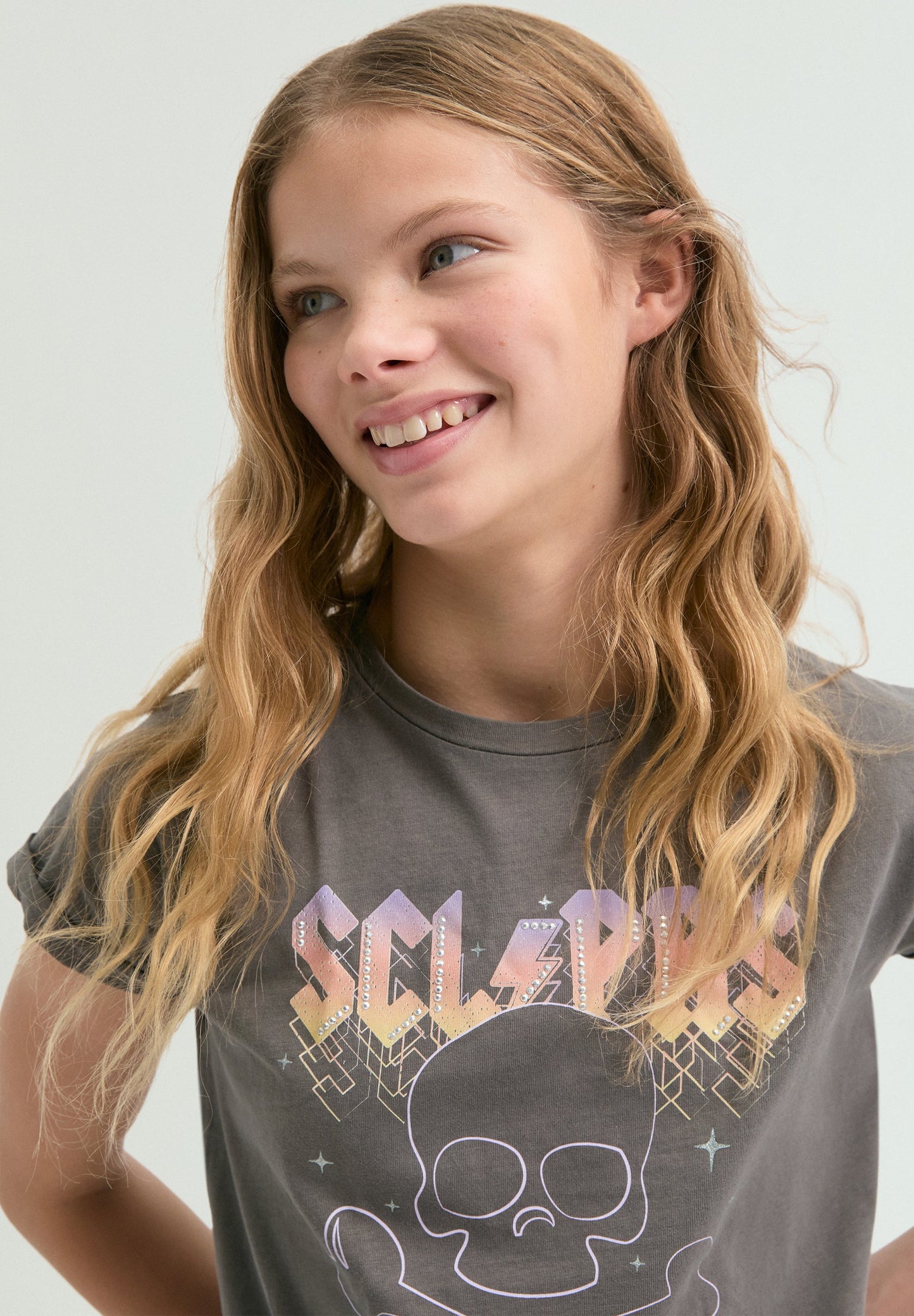 T-SHIRT MIT STRASS-PRINT