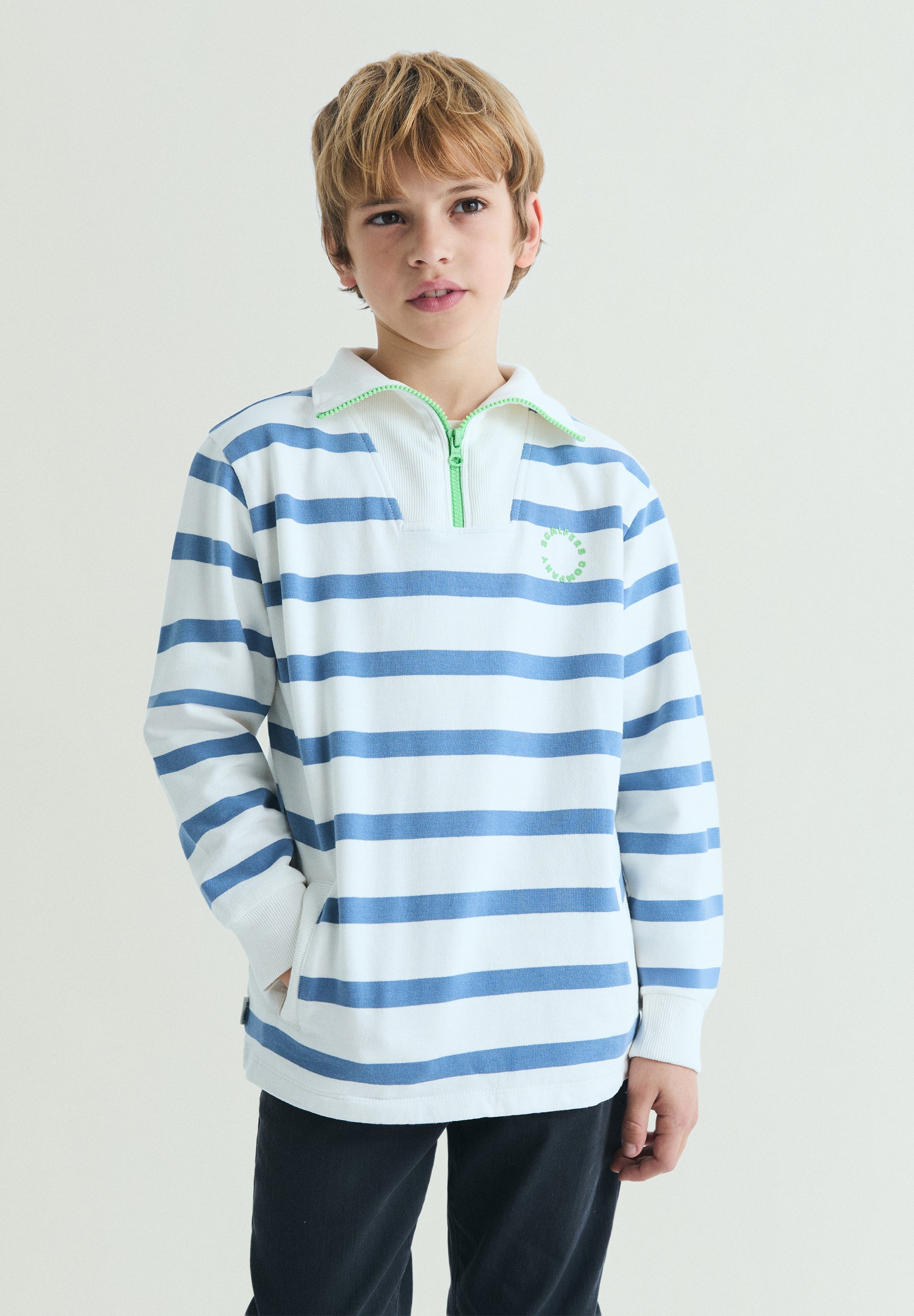 HOODY MIT STREIFEN UND POLOSHIRT-KRAGEN