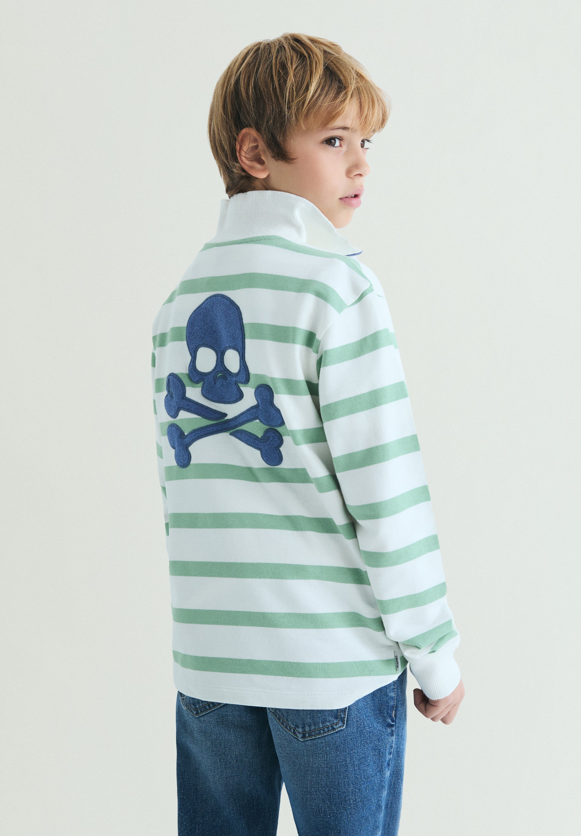 HOODY MIT STREIFEN UND POLOSHIRT-KRAGEN