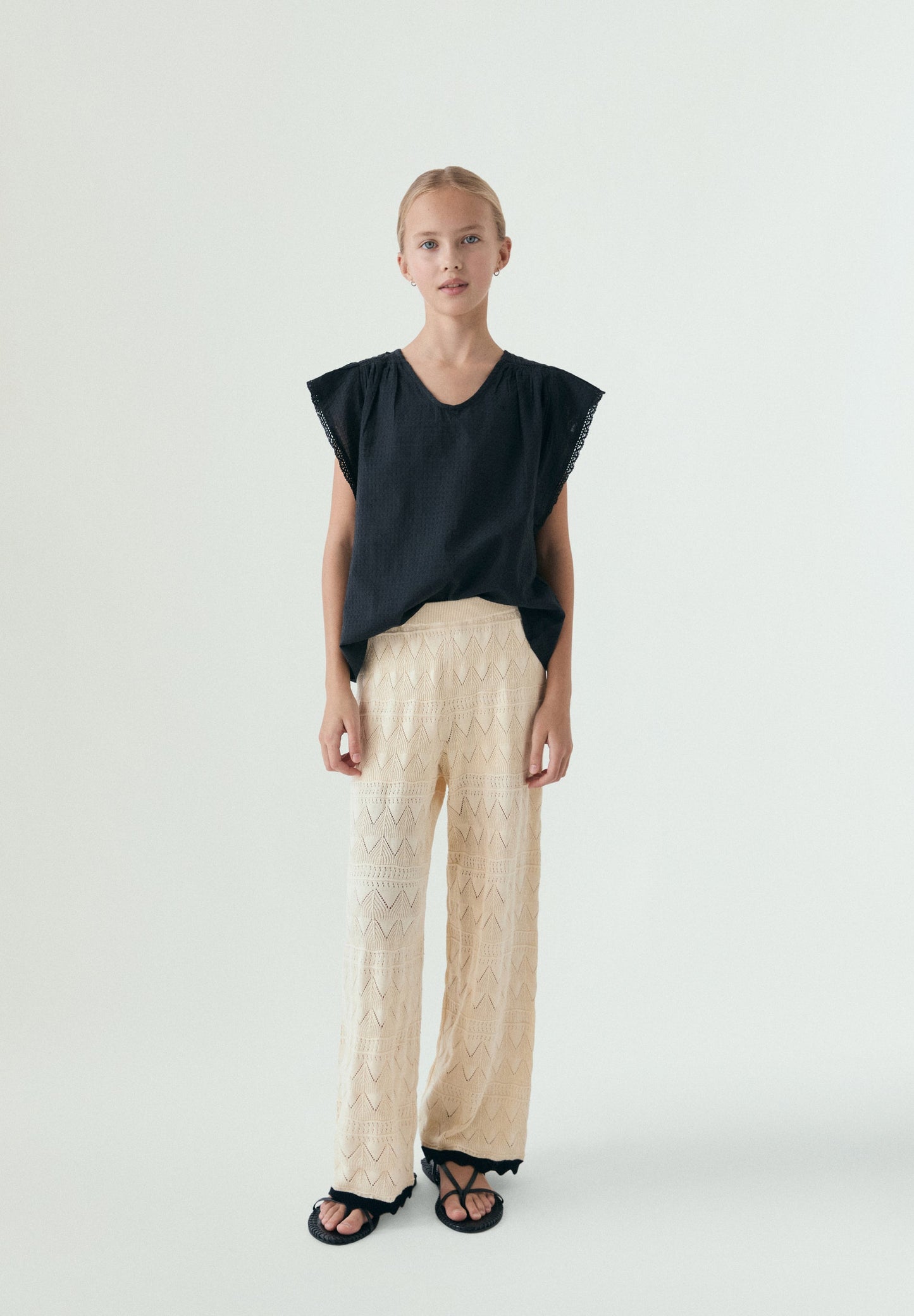 STRICKHOSE MIT LOCHMUSTER