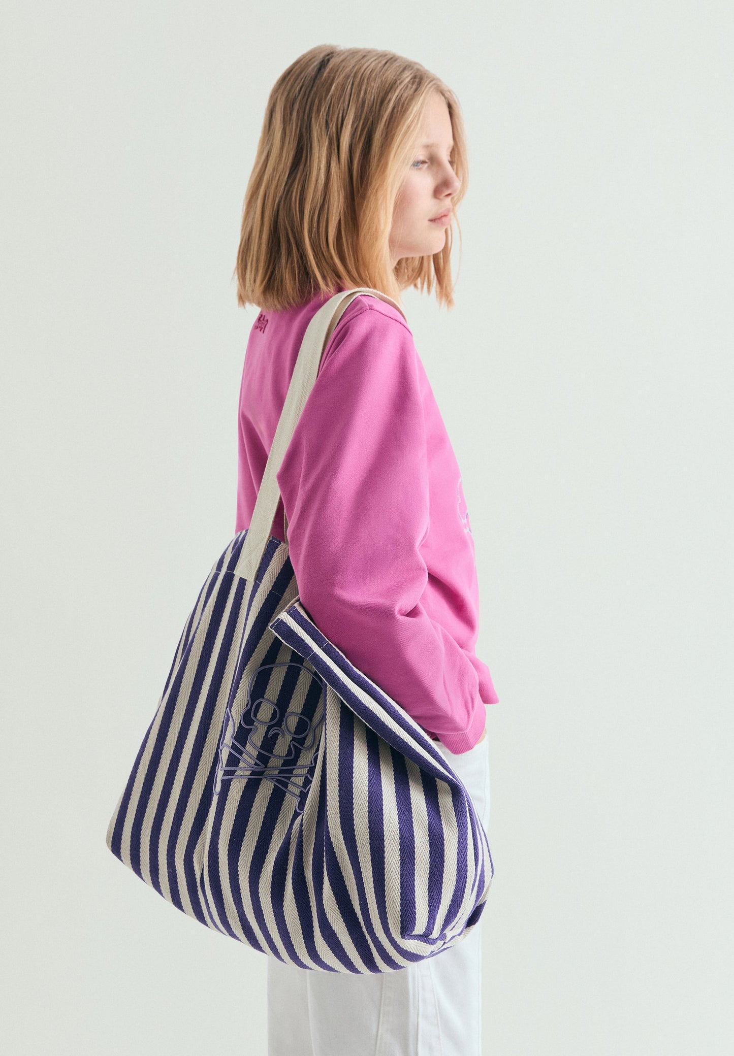 SWEAT BRODÉ CONTRASTANT