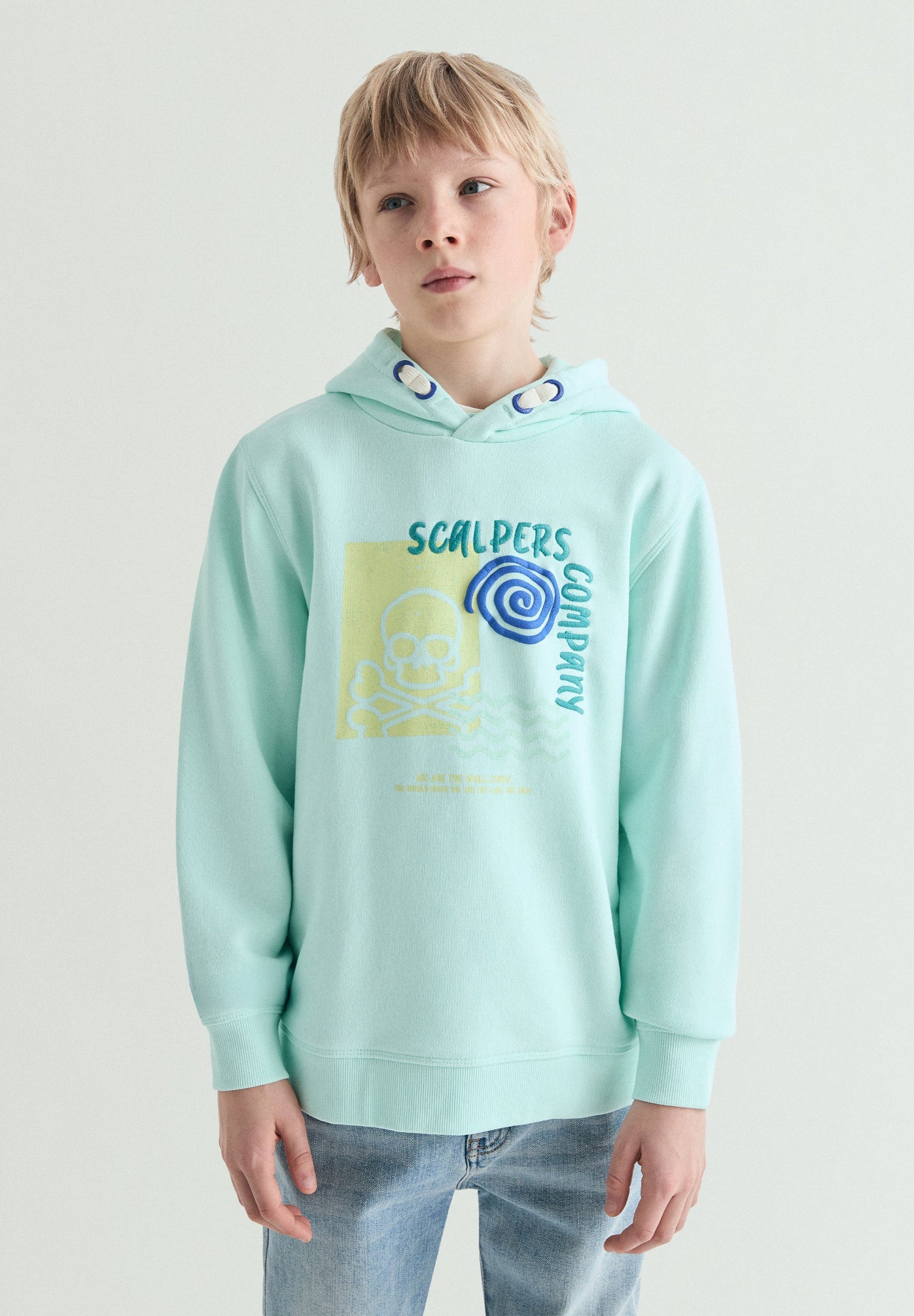 HOODY MIT KAPUZE UND TOTENKOPF-PRINT