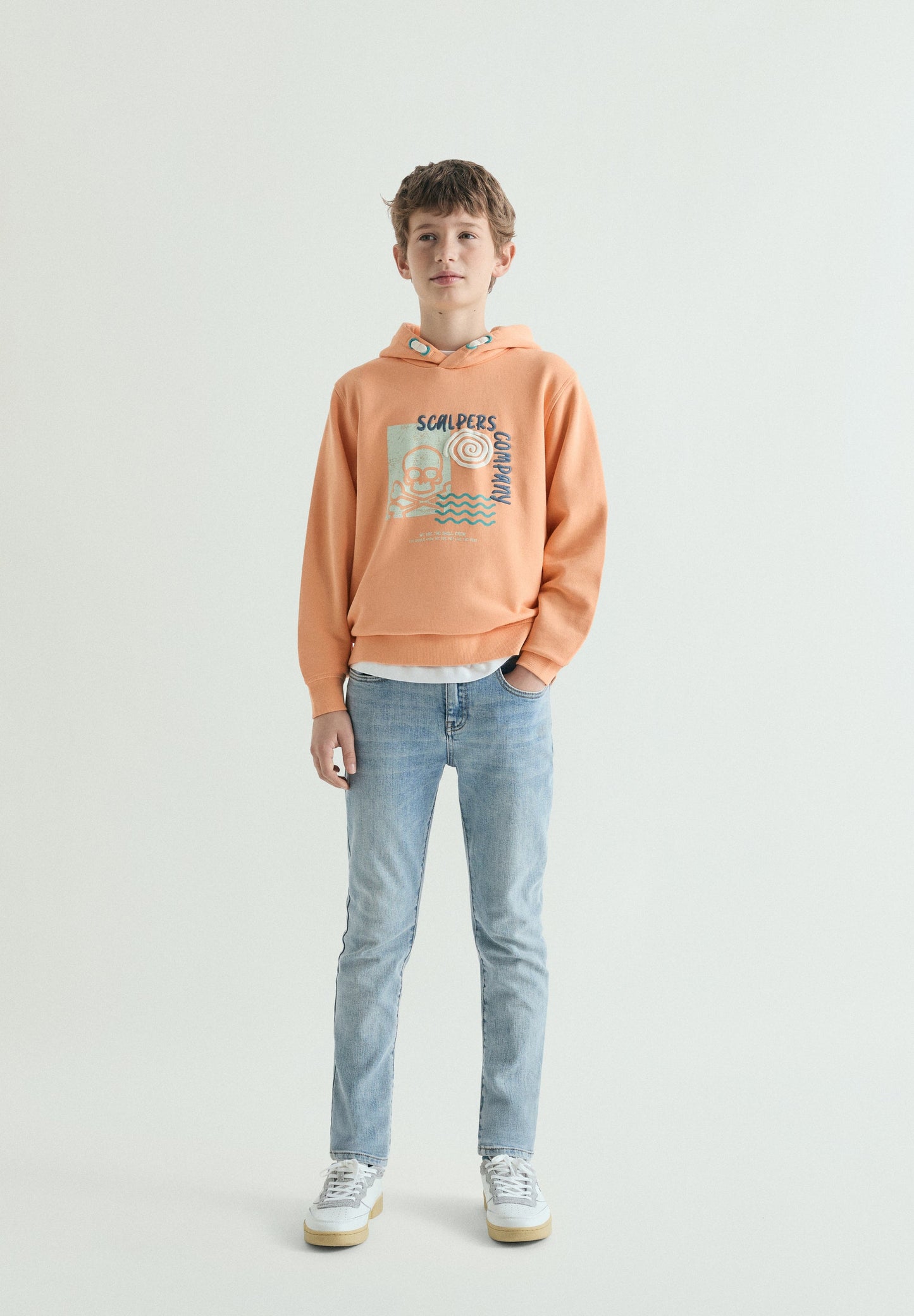 HOODY MIT KAPUZE UND TOTENKOPF-PRINT