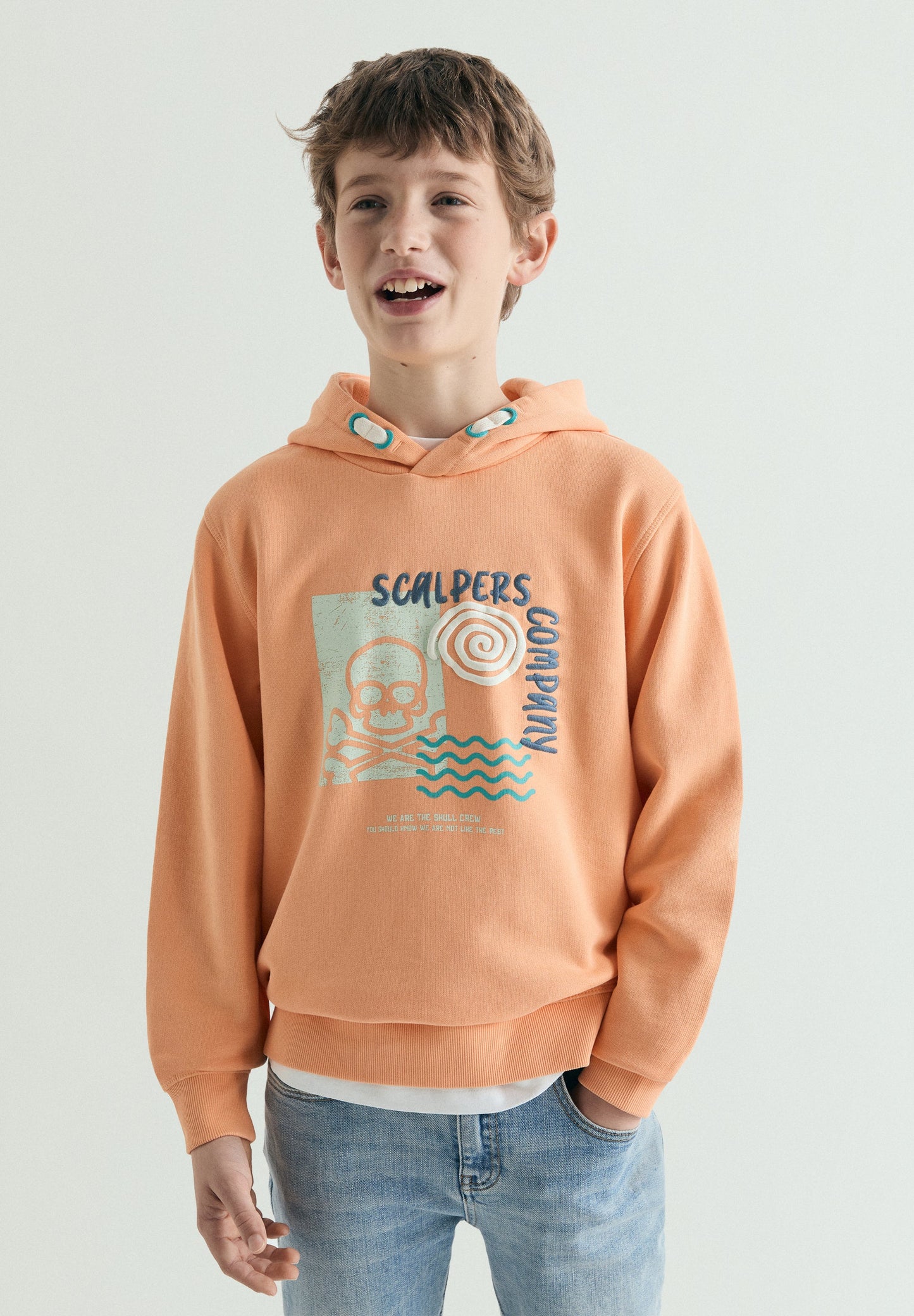 HOODY MIT KAPUZE UND TOTENKOPF-PRINT