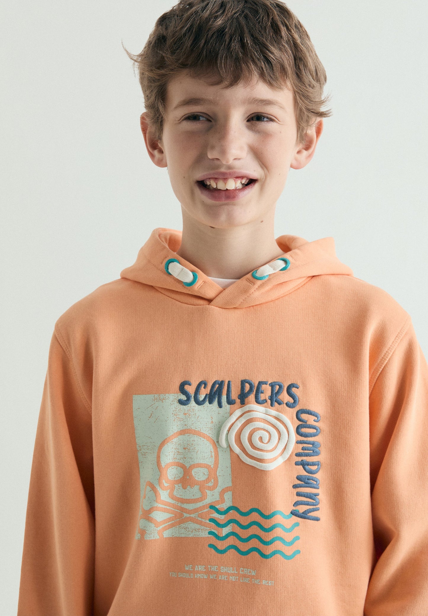 HOODY MIT KAPUZE UND TOTENKOPF-PRINT
