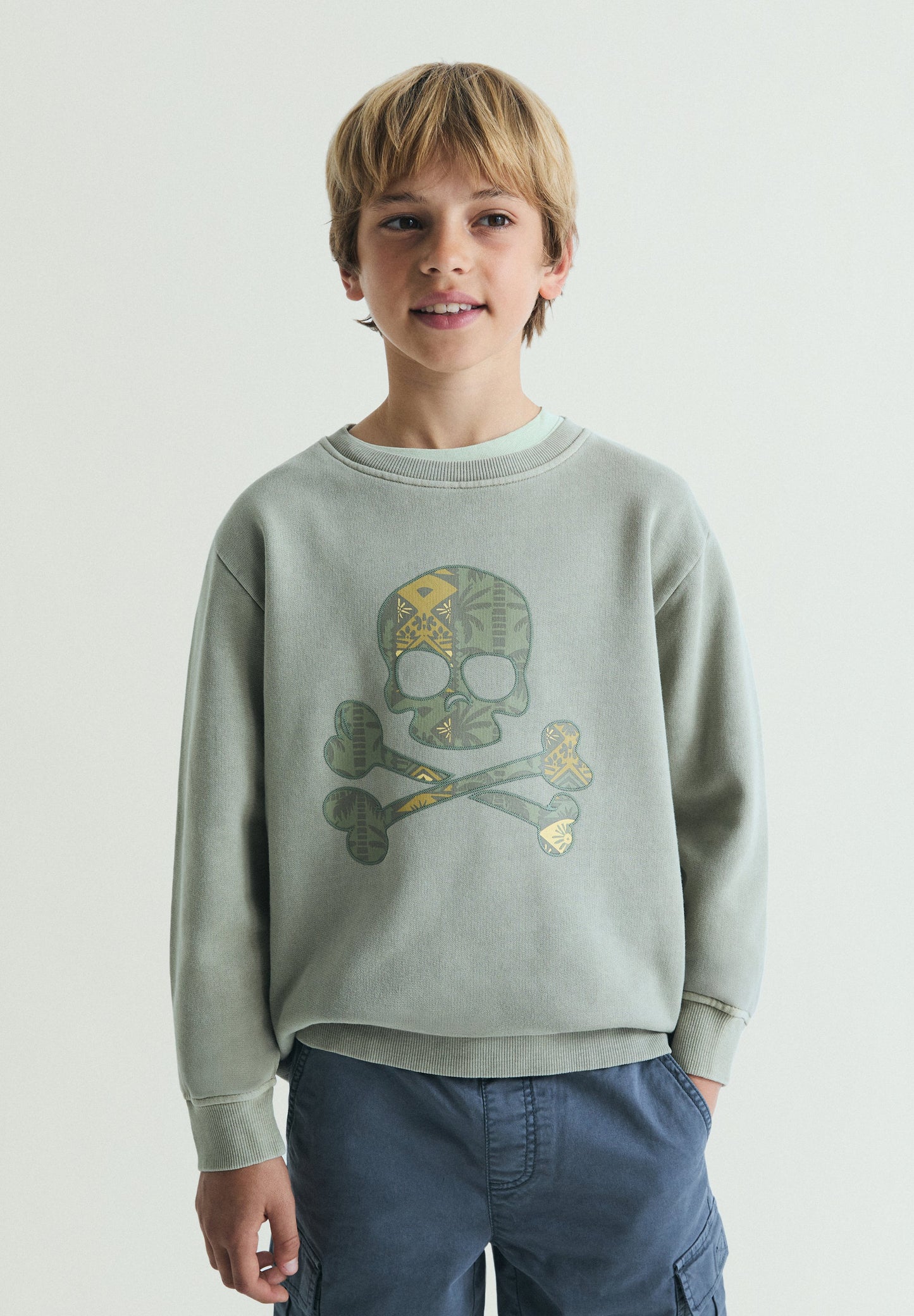 HOODY MIT TOTENKOPF-PRINT