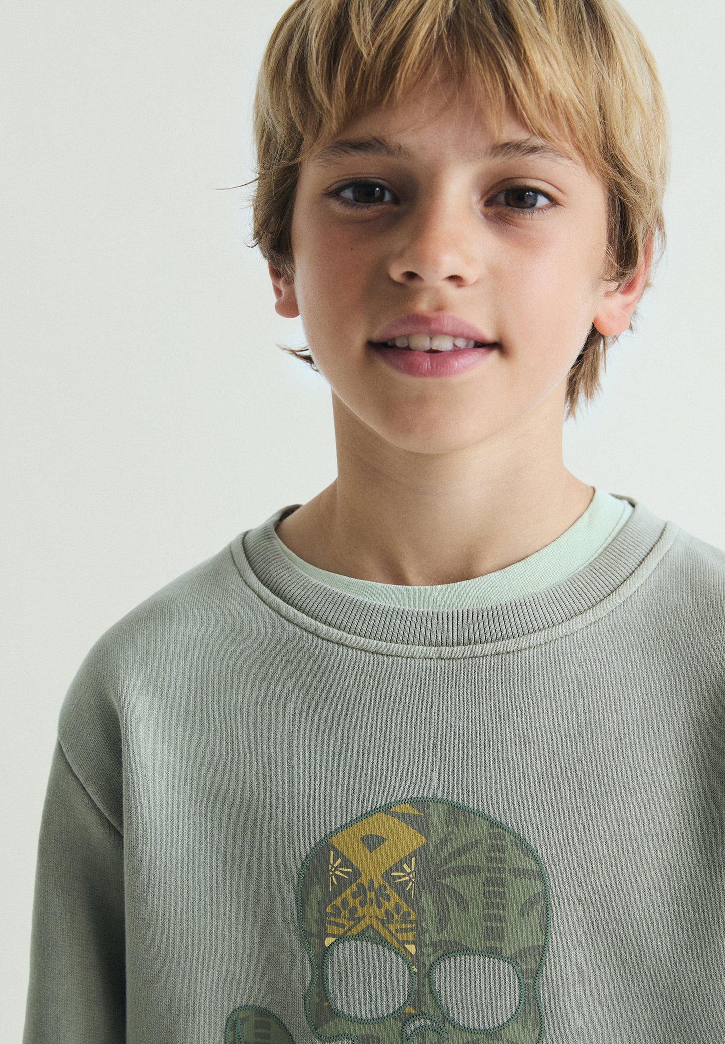 HOODY MIT TOTENKOPF-PRINT
