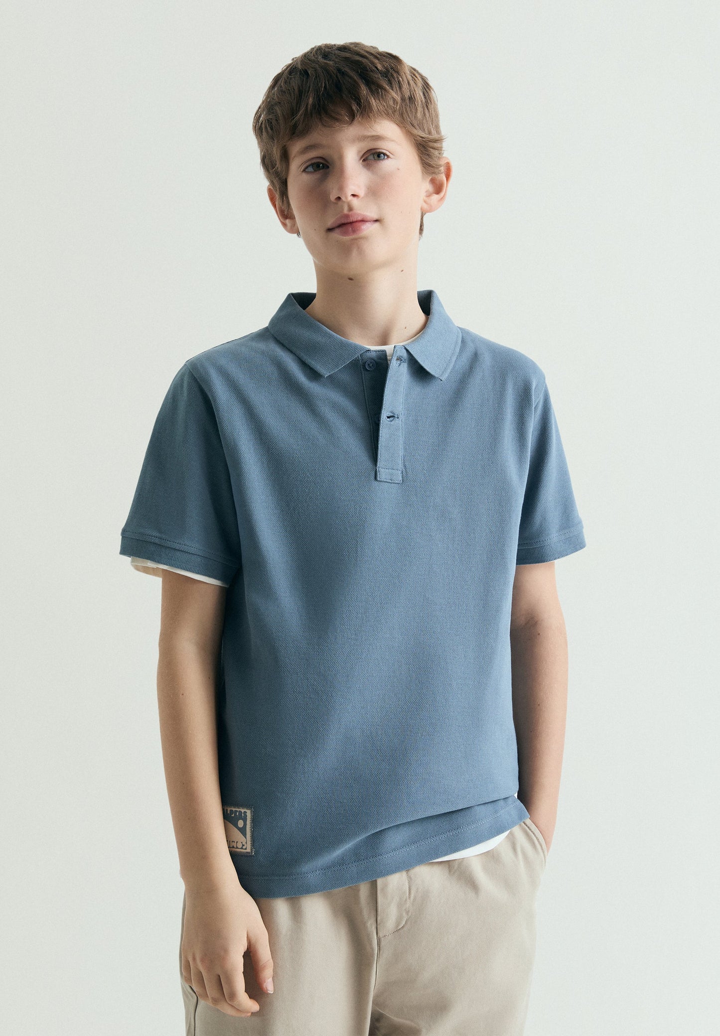 POLOSHIRT MIT FARBLICH ABGESETZTER TOTENKOPF-STICKEREI