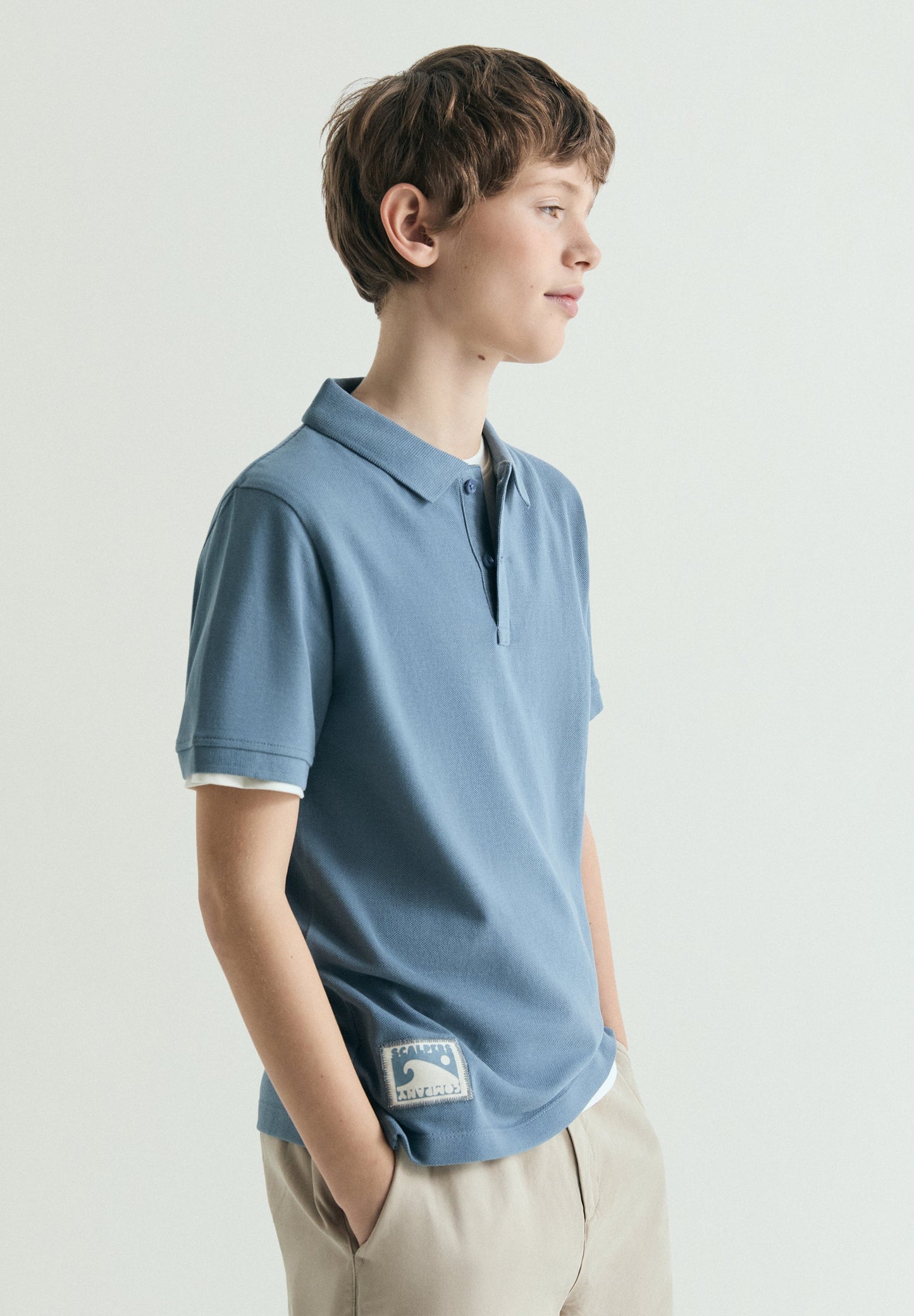POLOSHIRT MIT FARBLICH ABGESETZTER TOTENKOPF-STICKEREI