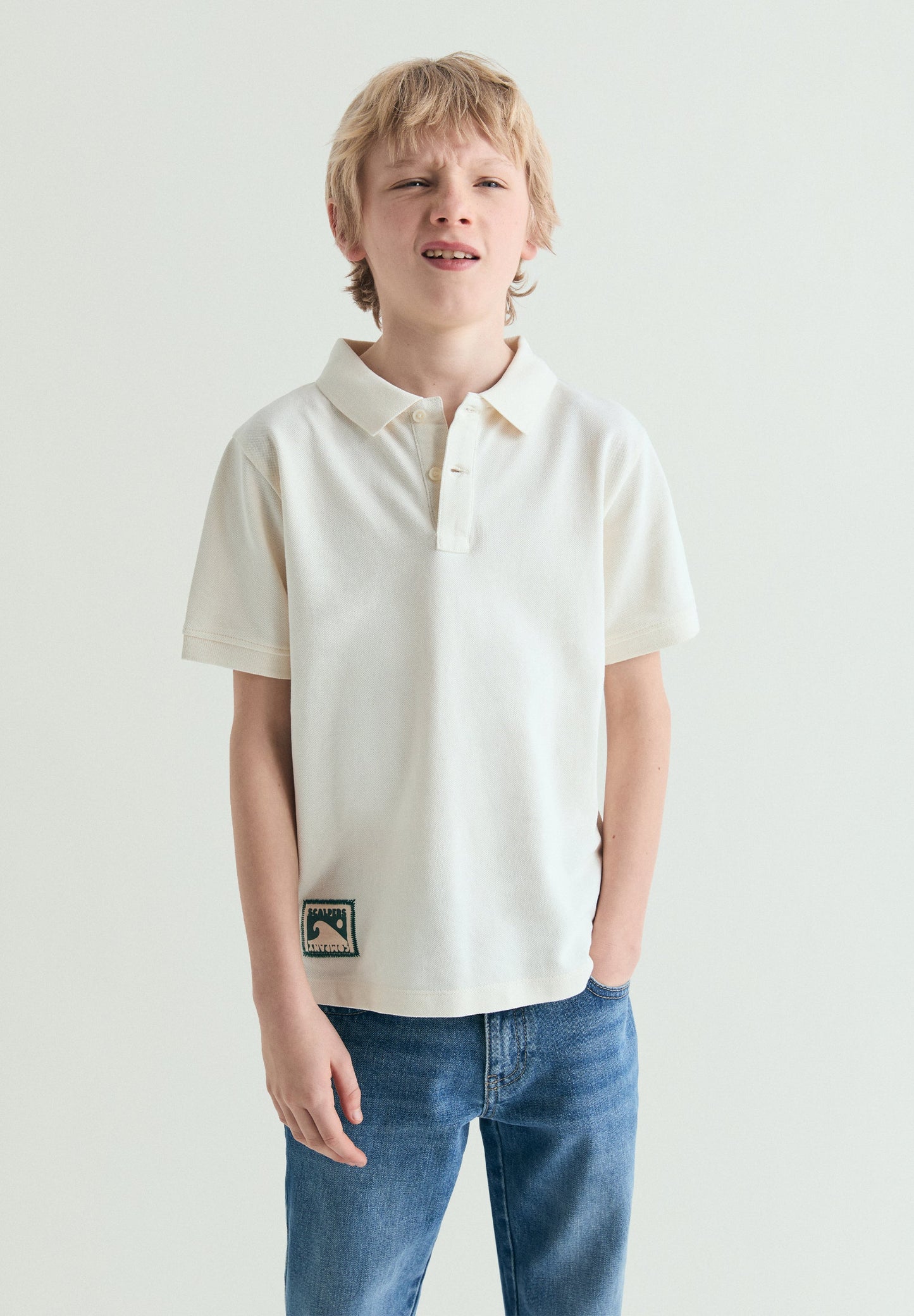 POLOSHIRT MIT FARBLICH ABGESETZTER TOTENKOPF-STICKEREI