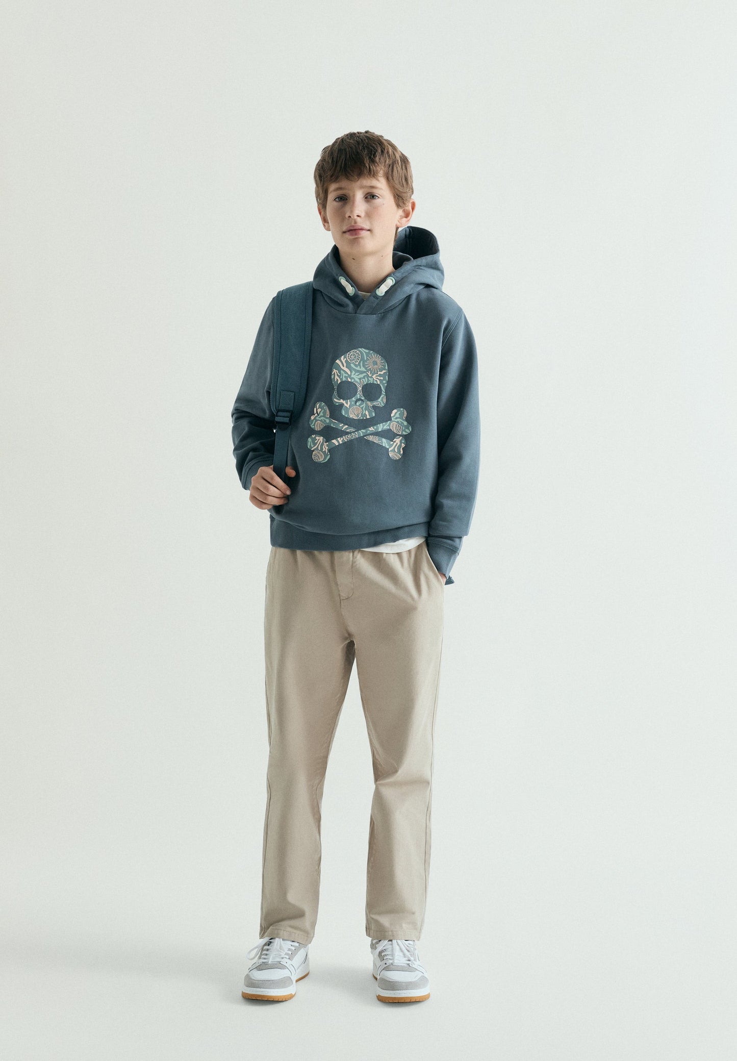 HOODY MIT KAPUZE UND TOTENKOPF-PRINT