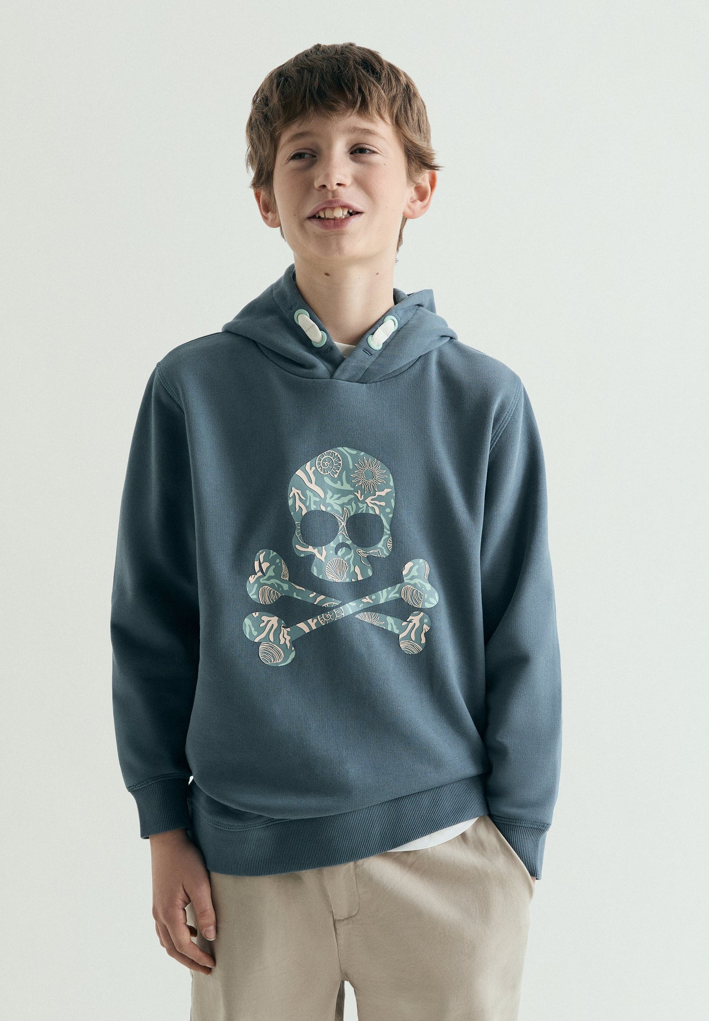 HOODY MIT KAPUZE UND TOTENKOPF-PRINT