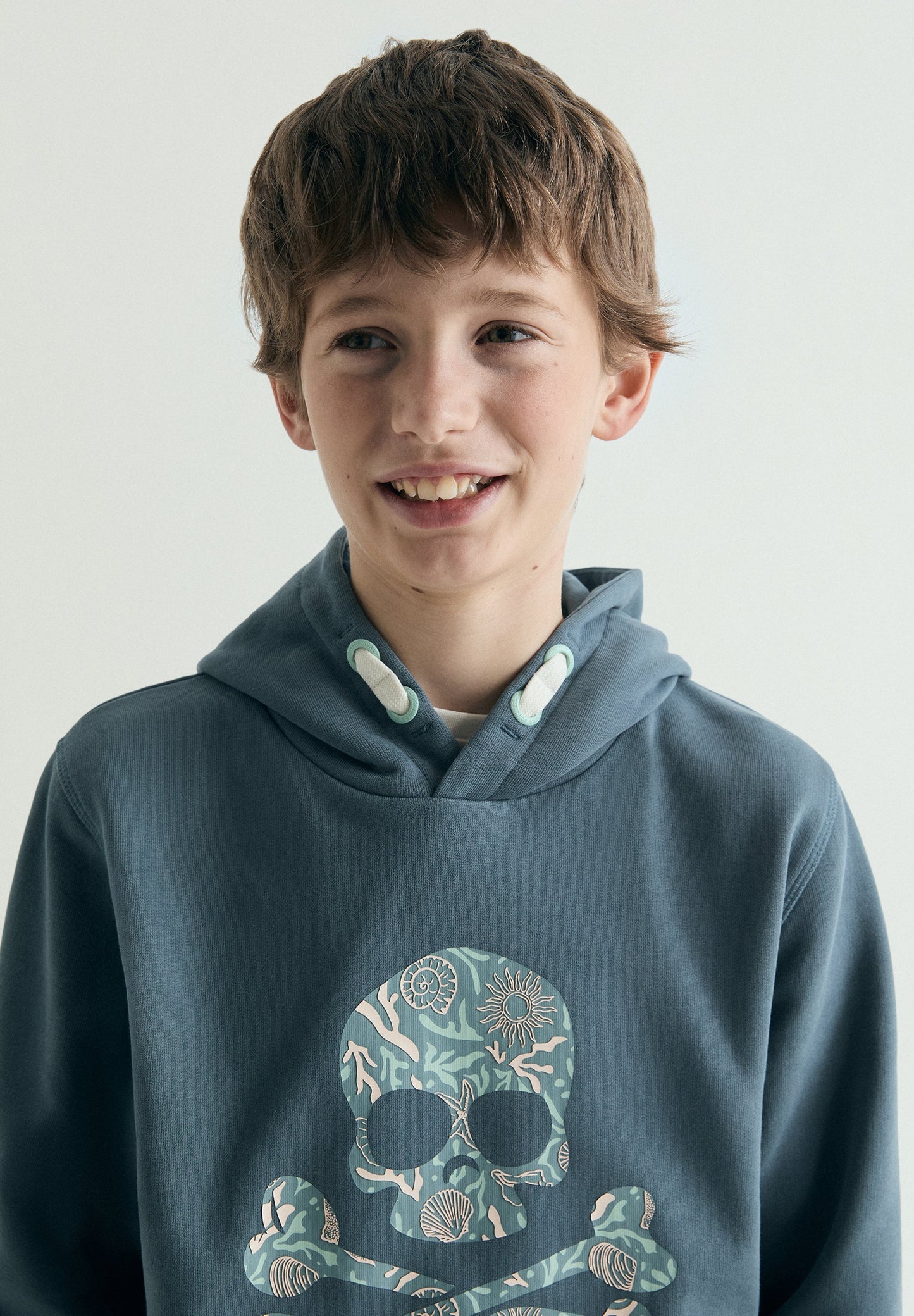 HOODY MIT KAPUZE UND TOTENKOPF-PRINT