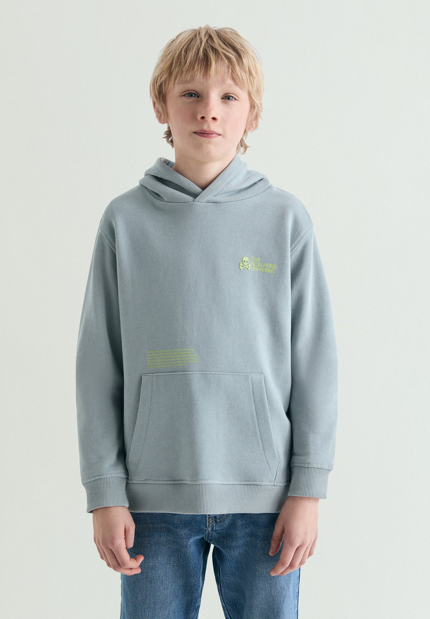 HOODY MIT KAPUZE UND TOTENKOPF-PRINT