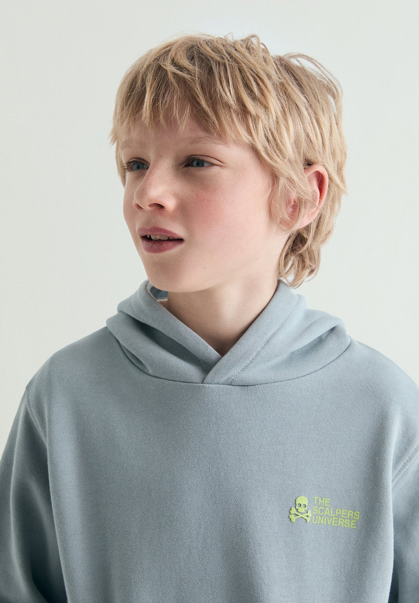 HOODY MIT KAPUZE UND TOTENKOPF-PRINT