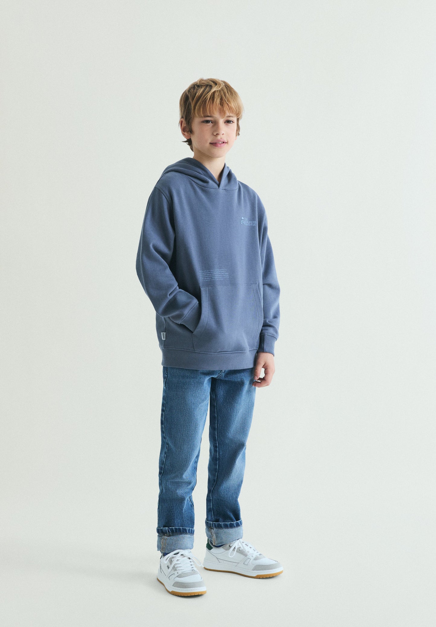HOODY MIT KAPUZE UND TOTENKOPF-PRINT