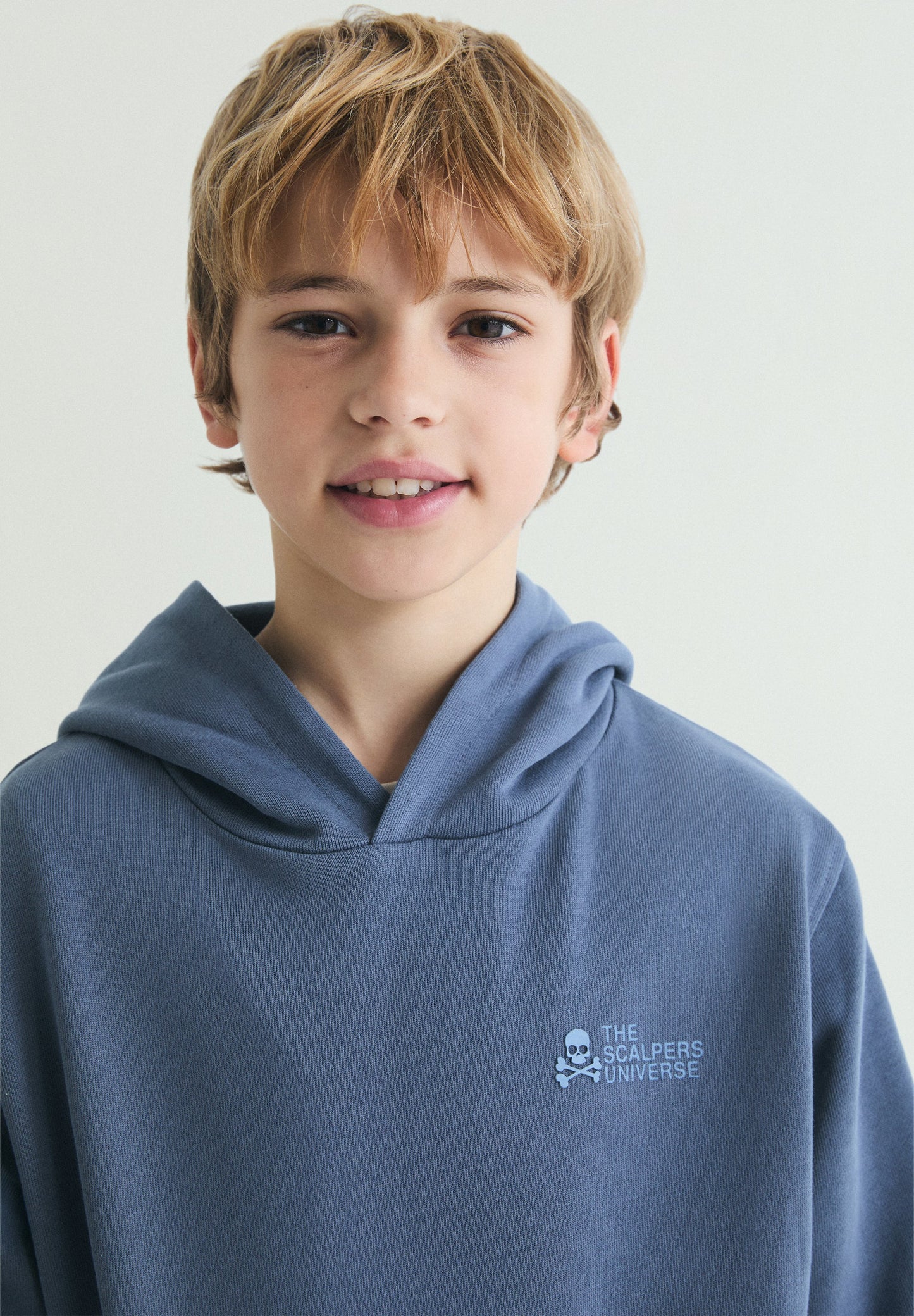 HOODY MIT KAPUZE UND TOTENKOPF-PRINT