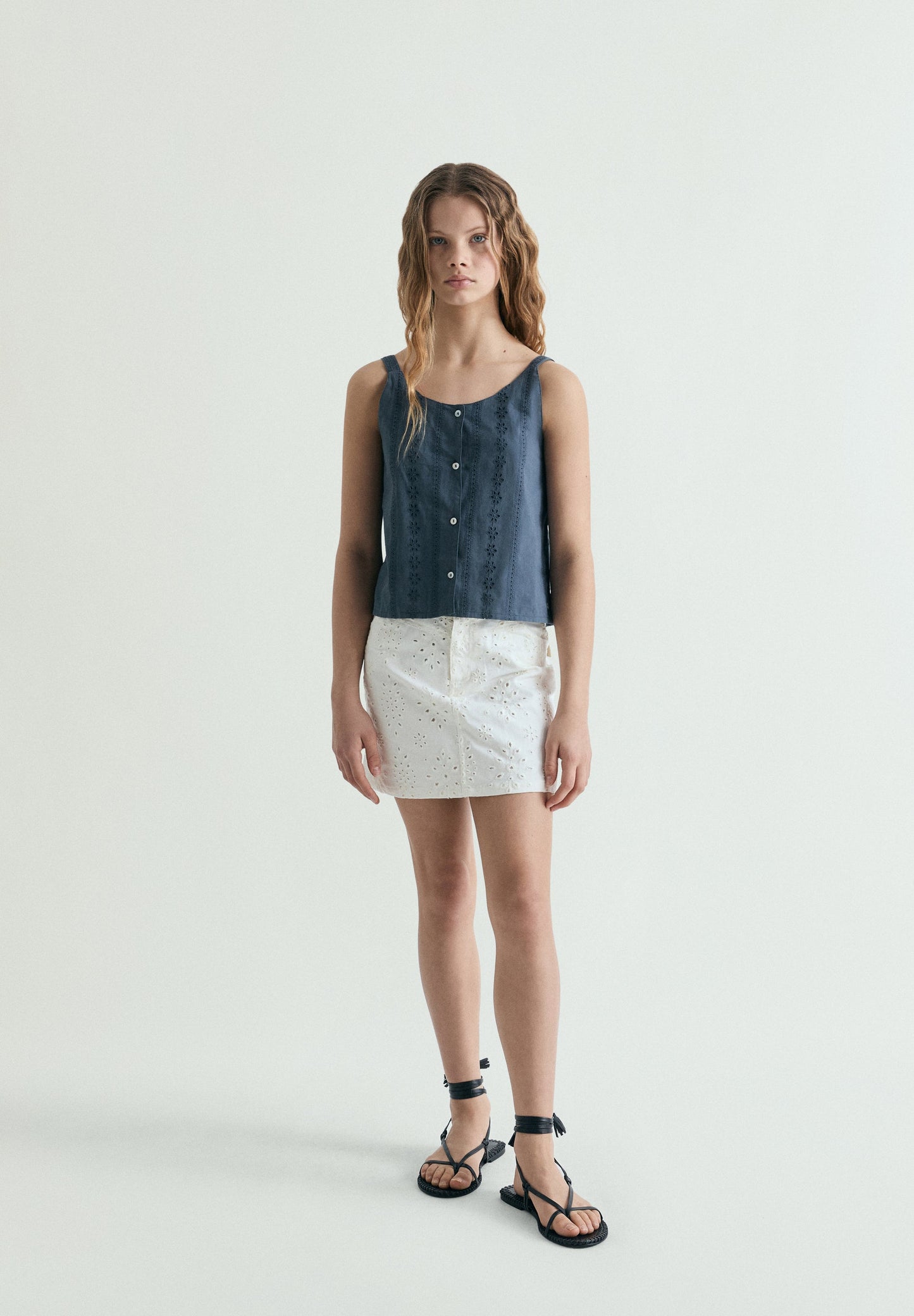 TOP IN COTONE CON RICAMI