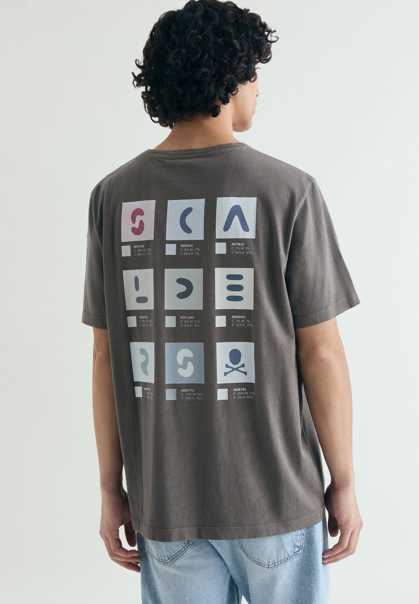 T-SHIRT MIT PRINT IN VERWASCHENER OPTIK